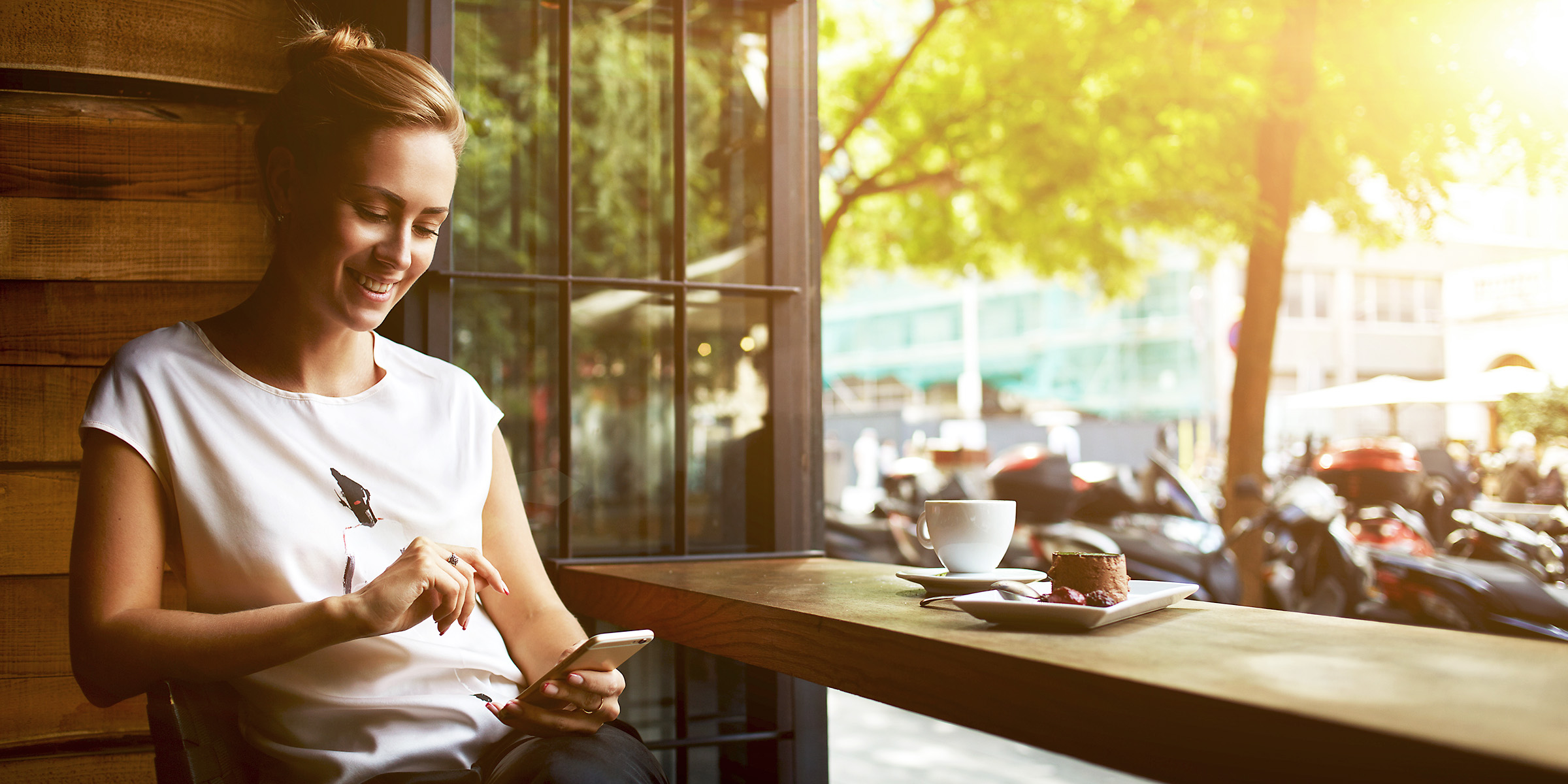 Eine Frau, die ihr Telefon benutzt | Quelle: Shutterstock
