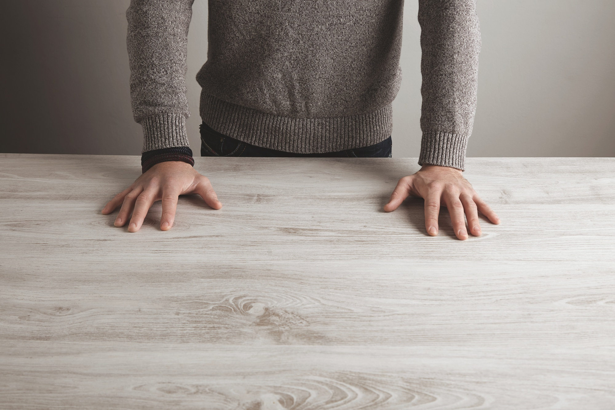 Die Hände eines Mannes auf einem Tisch | Quelle: Freepik