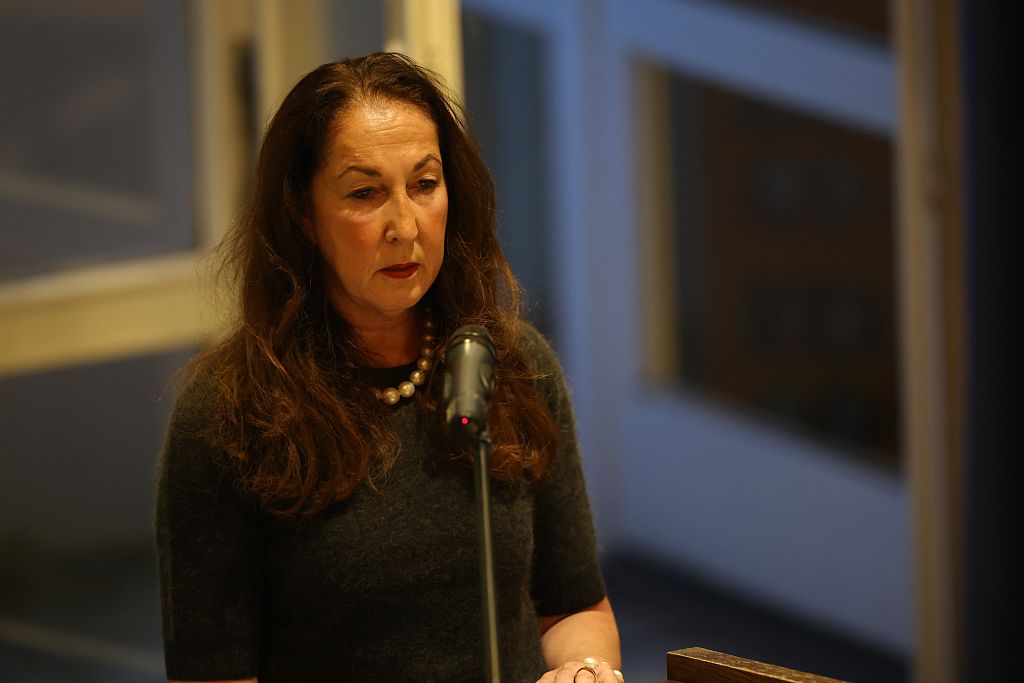 04. November 2025, Nordrhein-Westfalen, Herdecke: Iris Stalzer (M, SPD) wird nach ihrer Vereidigung als neue Bürgermeisterin im Ratssaal der Stadt Herdecke beglückwünscht. | Quelle: Getty Images