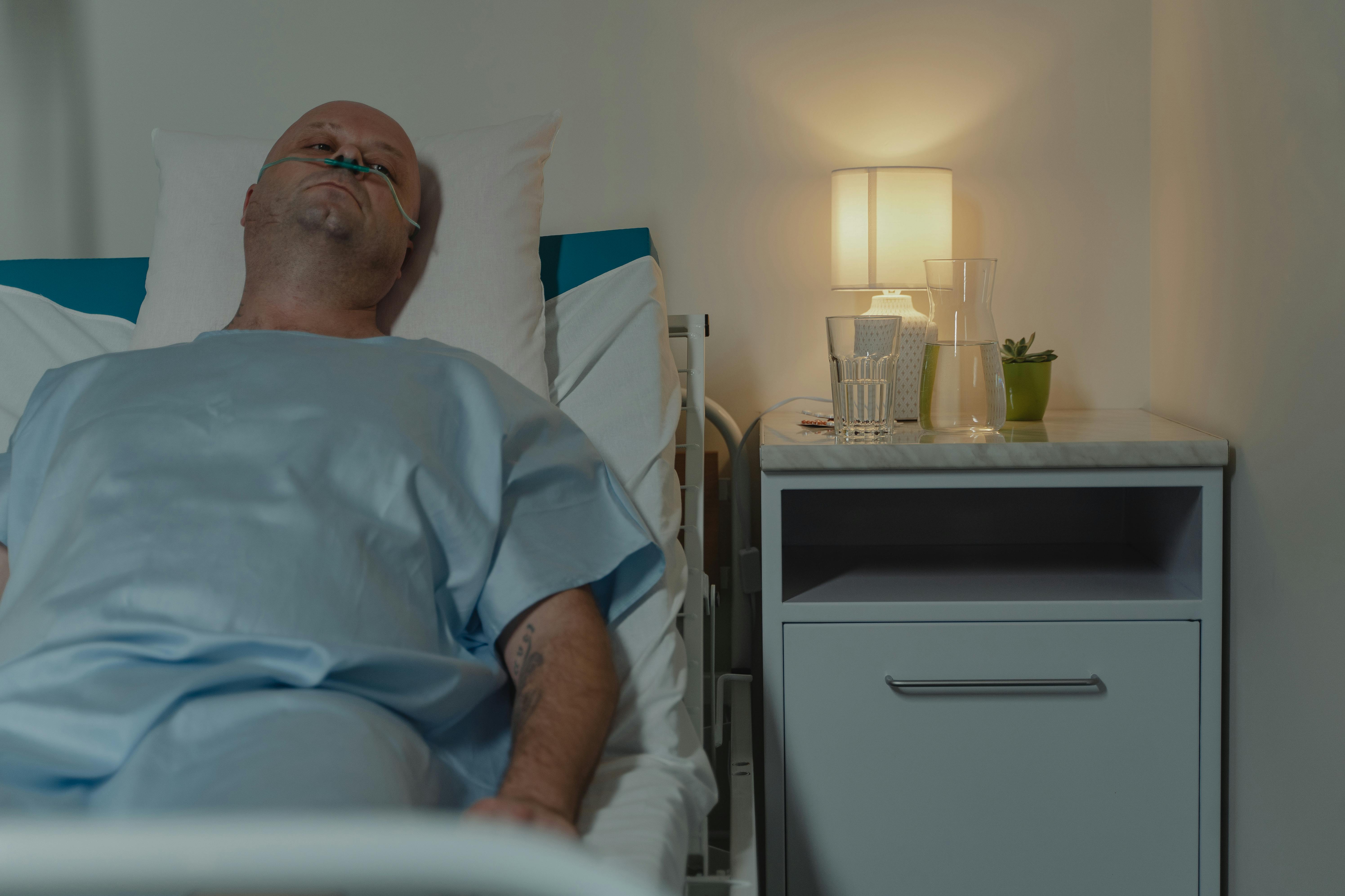 Ein kranker Mann in einem Krankenhausbett | Quelle: Pexels