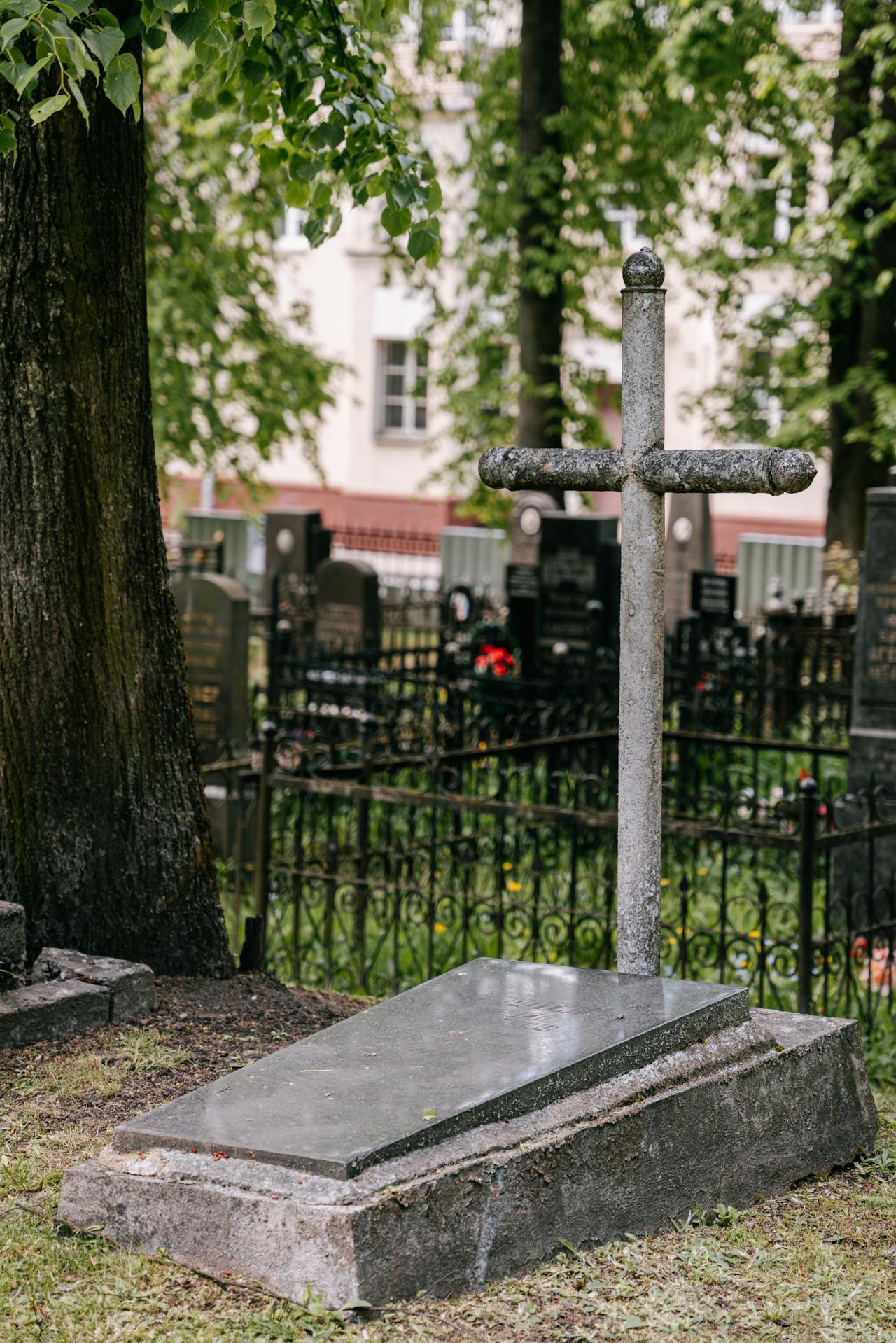 Ein Grab auf einem Friedhof | Quelle: Pexels