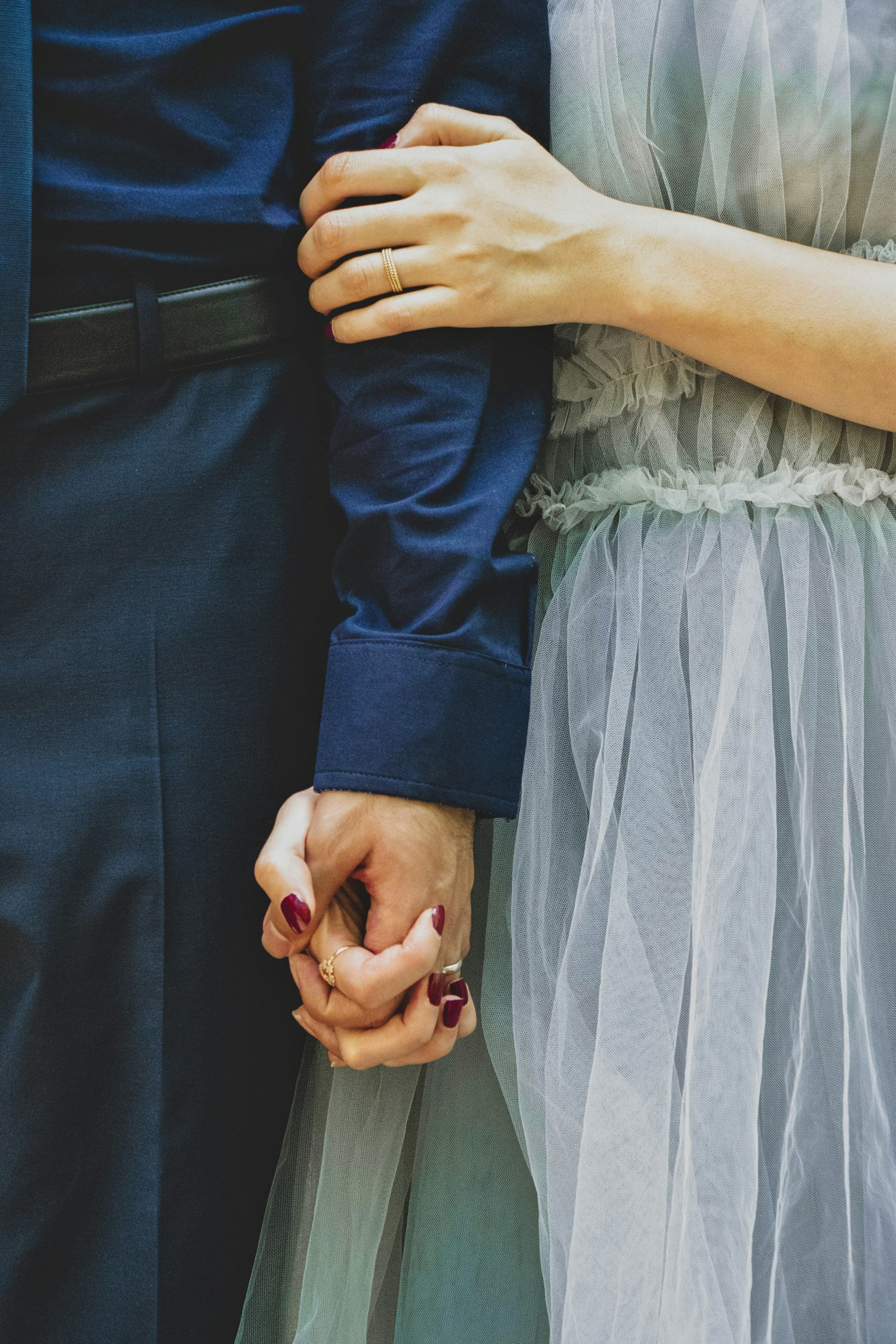Ein händchenhaltendes Paar | Quelle: Unsplash