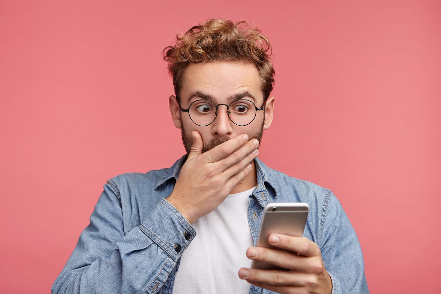 Ein erschrockener Mann schaut auf sein Telefon | Quelle: Freepik
