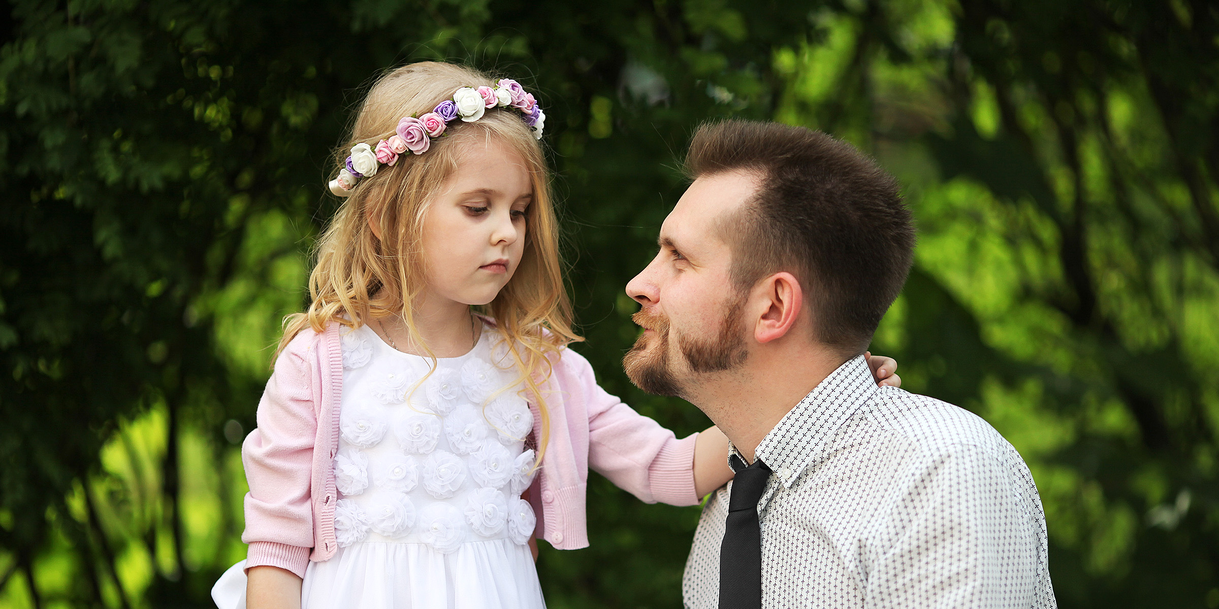 Ein verkleideter Mann und seine Tochter | Quelle: Shutterstock