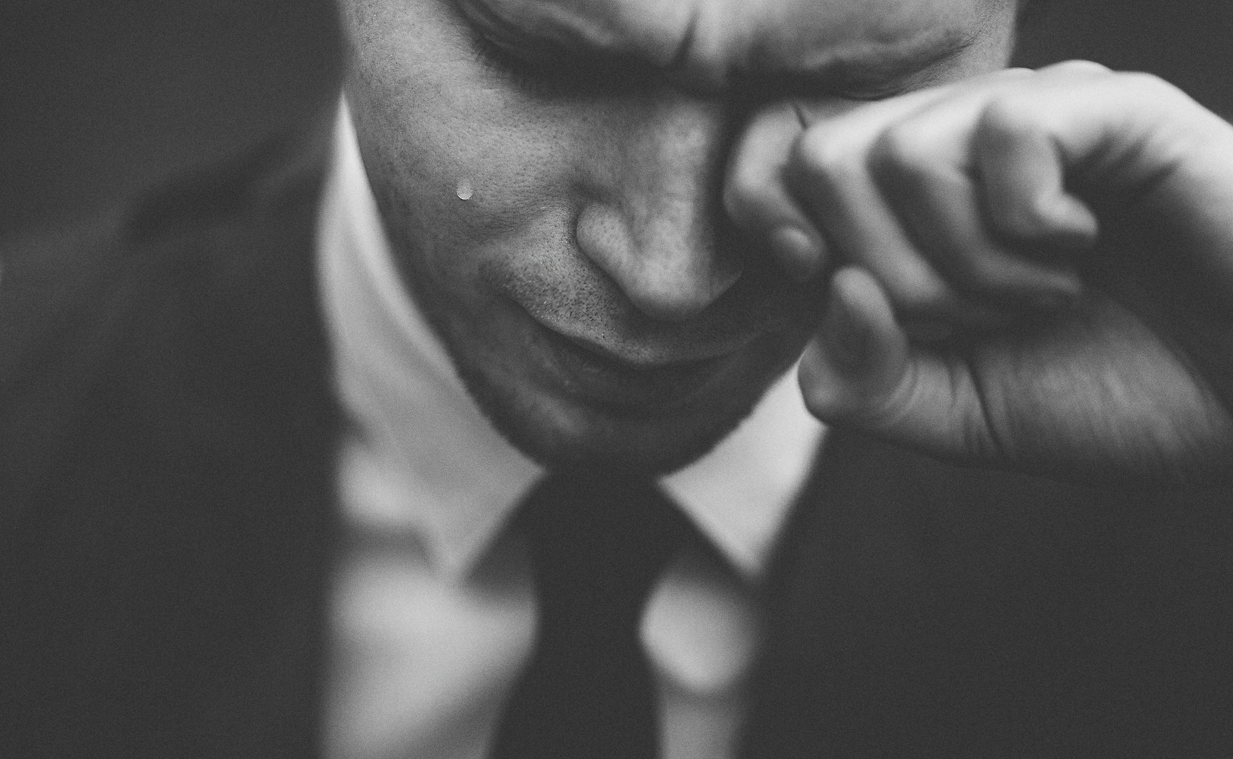 Ein Mann wischt sich die Tränen weg | Quelle: Unsplash