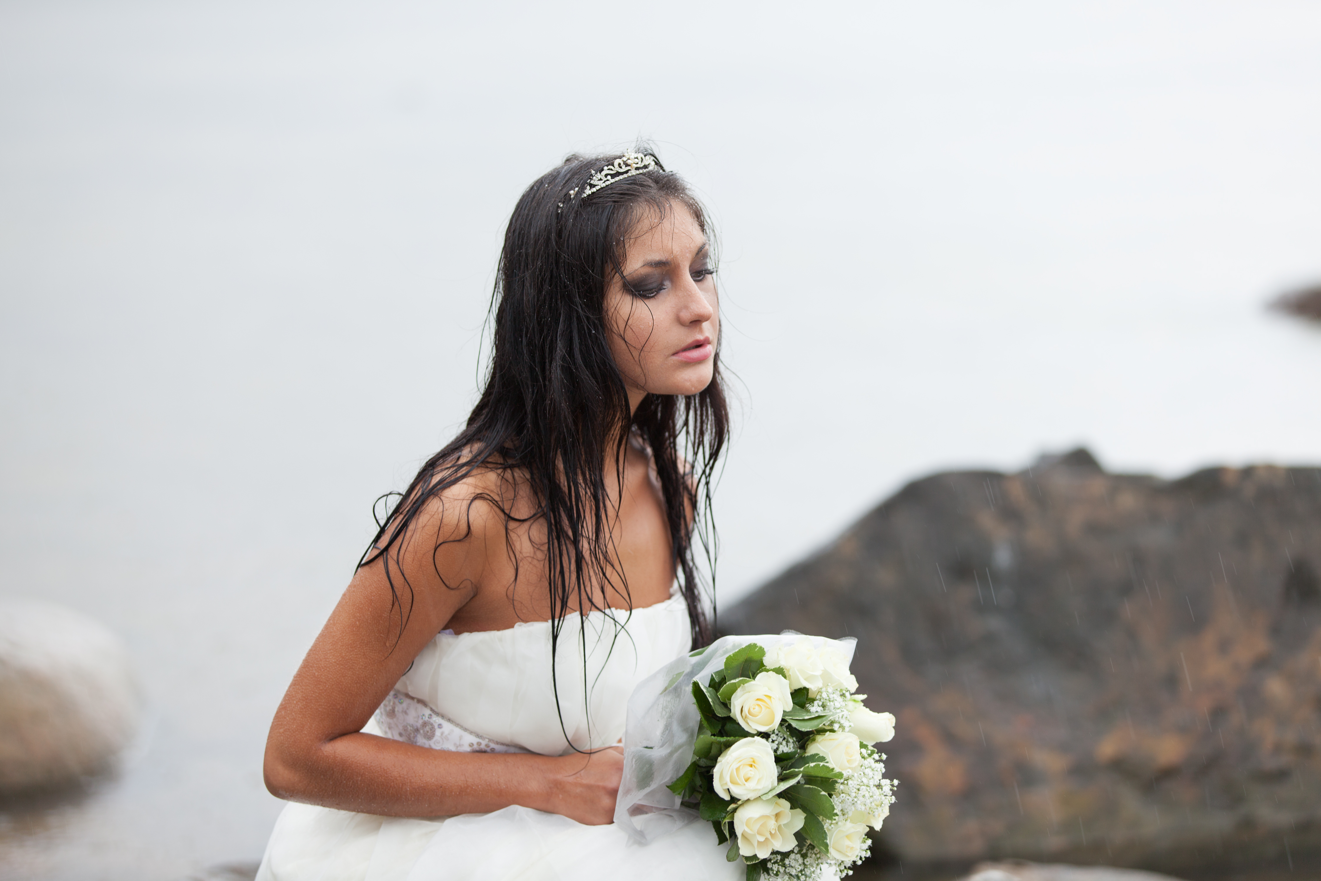 Zdenerwowana panna młoda niosąca swój bukiet | Źródło: Shutterstock