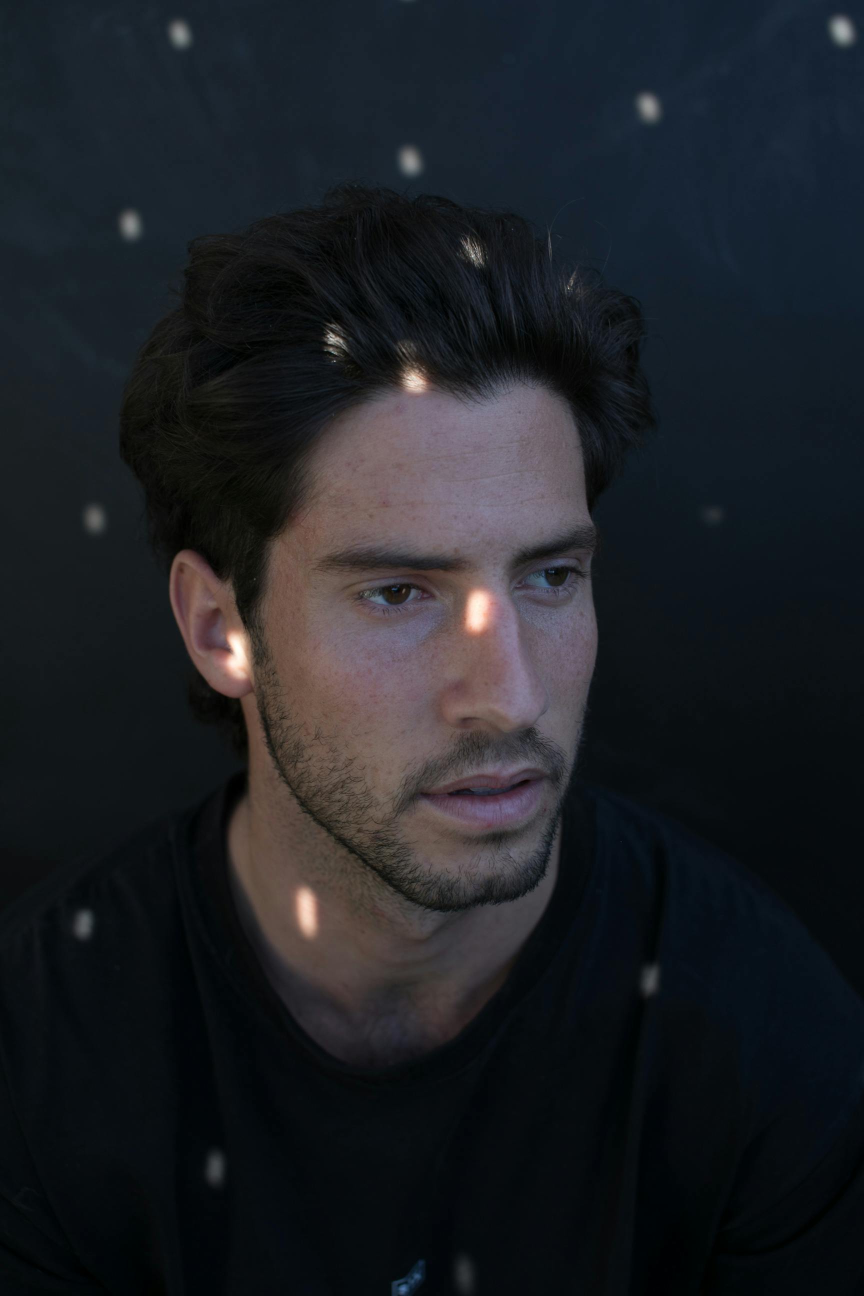 Ein in Gedanken versunkener Mann | Quelle: Pexels