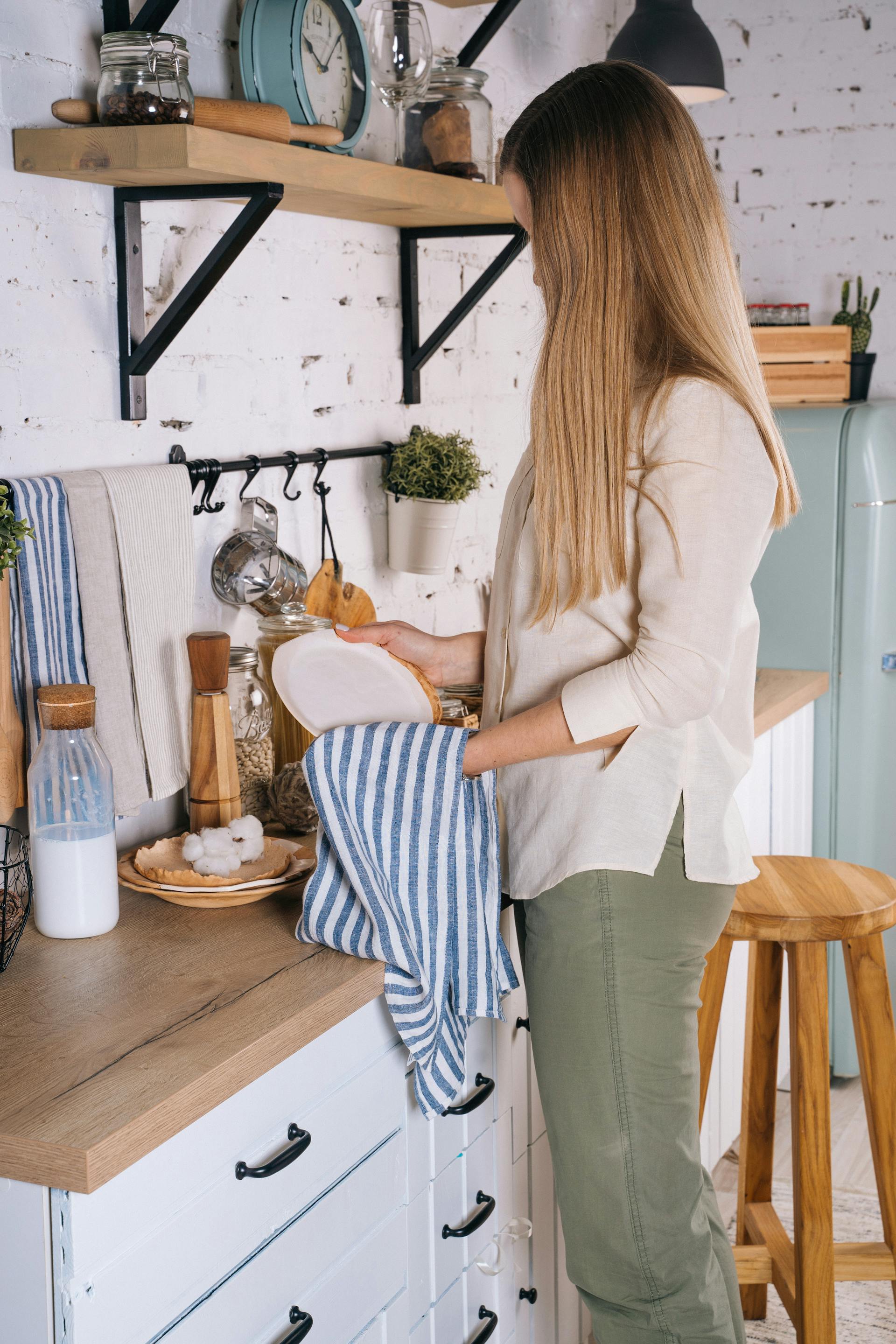 Eine Frau trocknet Geschirr ab | Quelle: Pexels