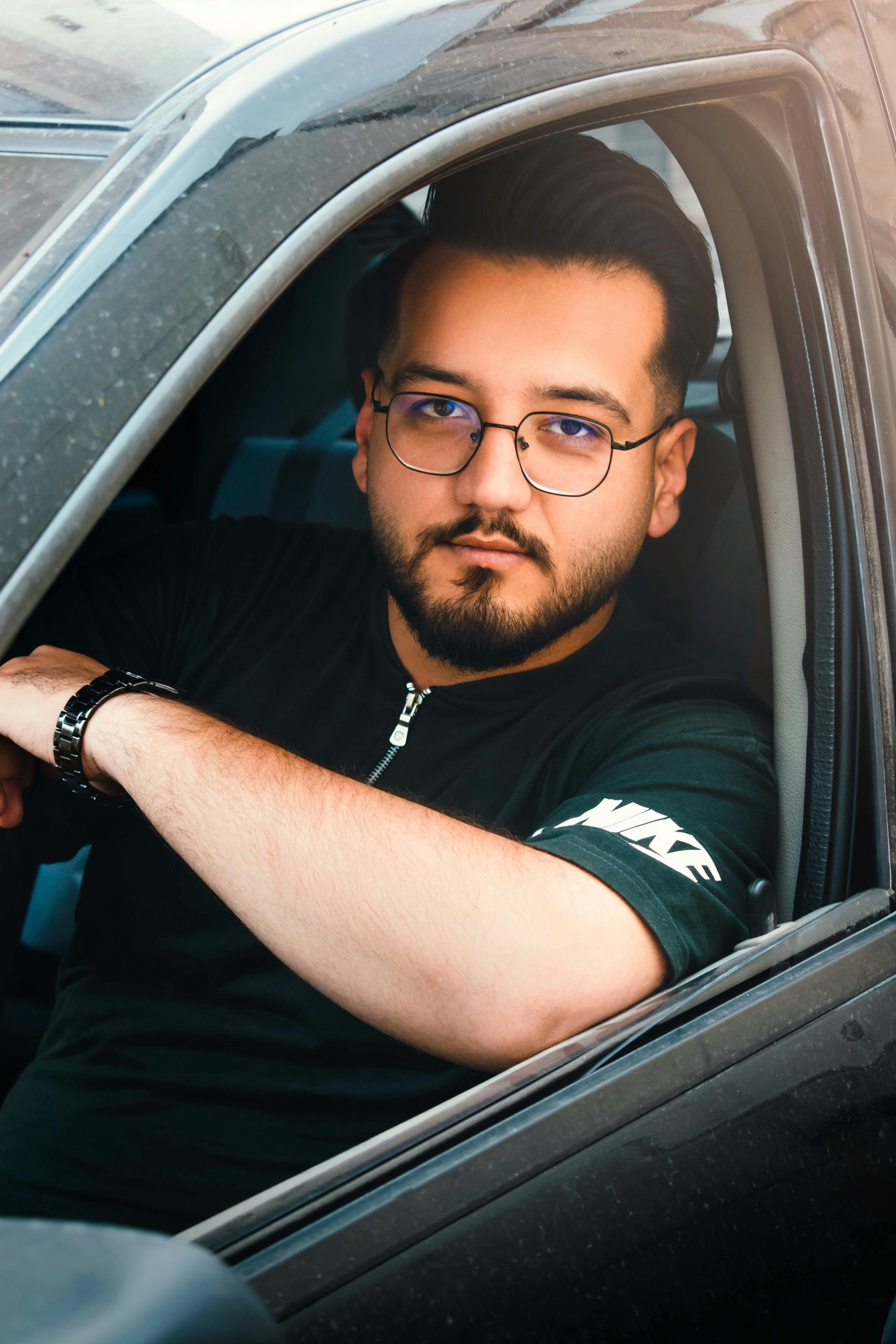 Ein Mann in einem Auto | Quelle: Pexels