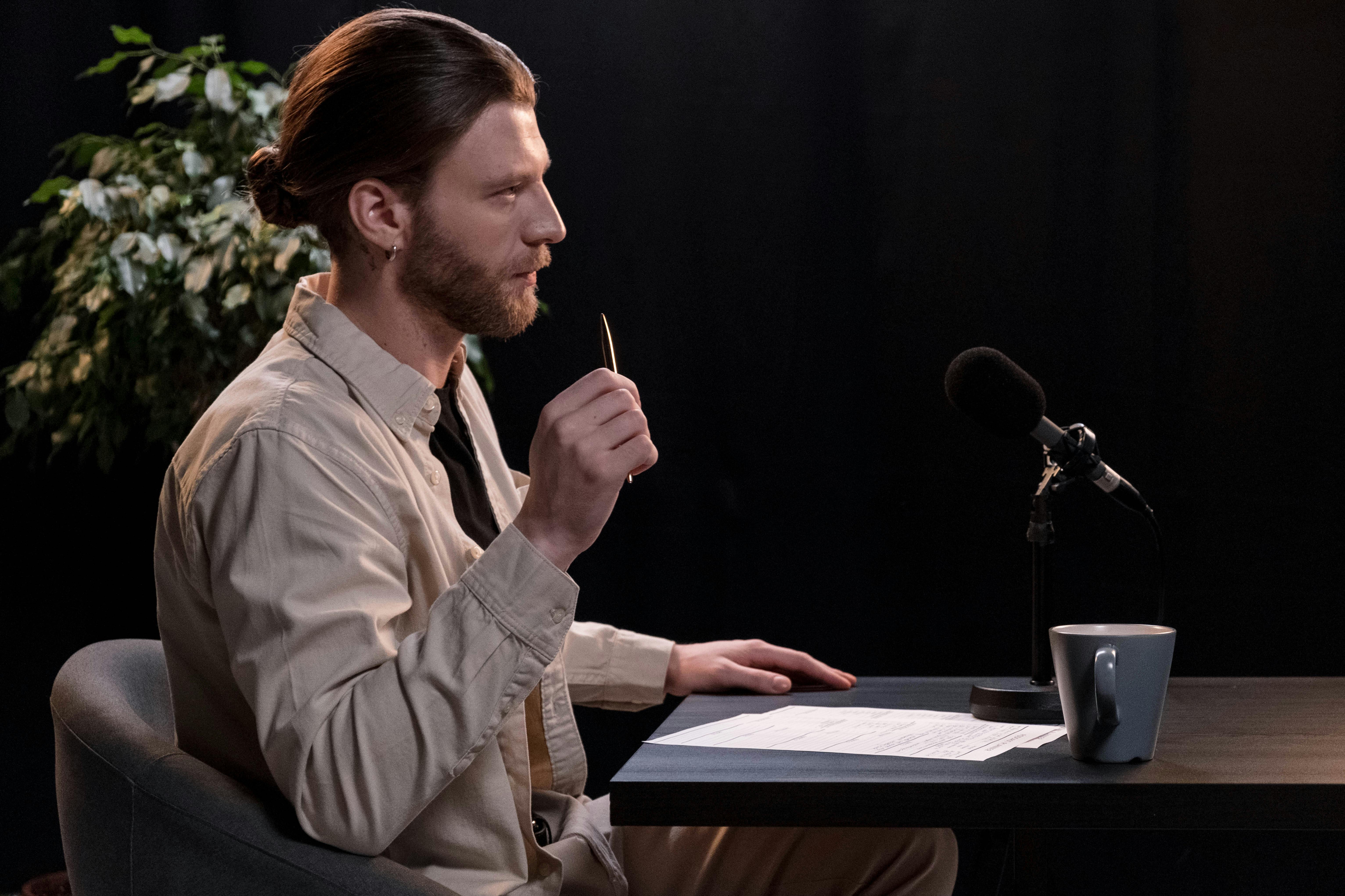 Ein ernster Mann während eines Interviews | Quelle: Pexels
