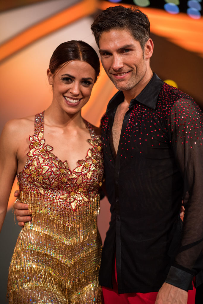 Vanessa Mai und Christian Polanc lächeln nach dem Halbfinale der zehnten Staffel des Fernsehwettbewerbs „Let's Dance“ am 2. Juni 2017 in Köln | Quelle: Getty Images
