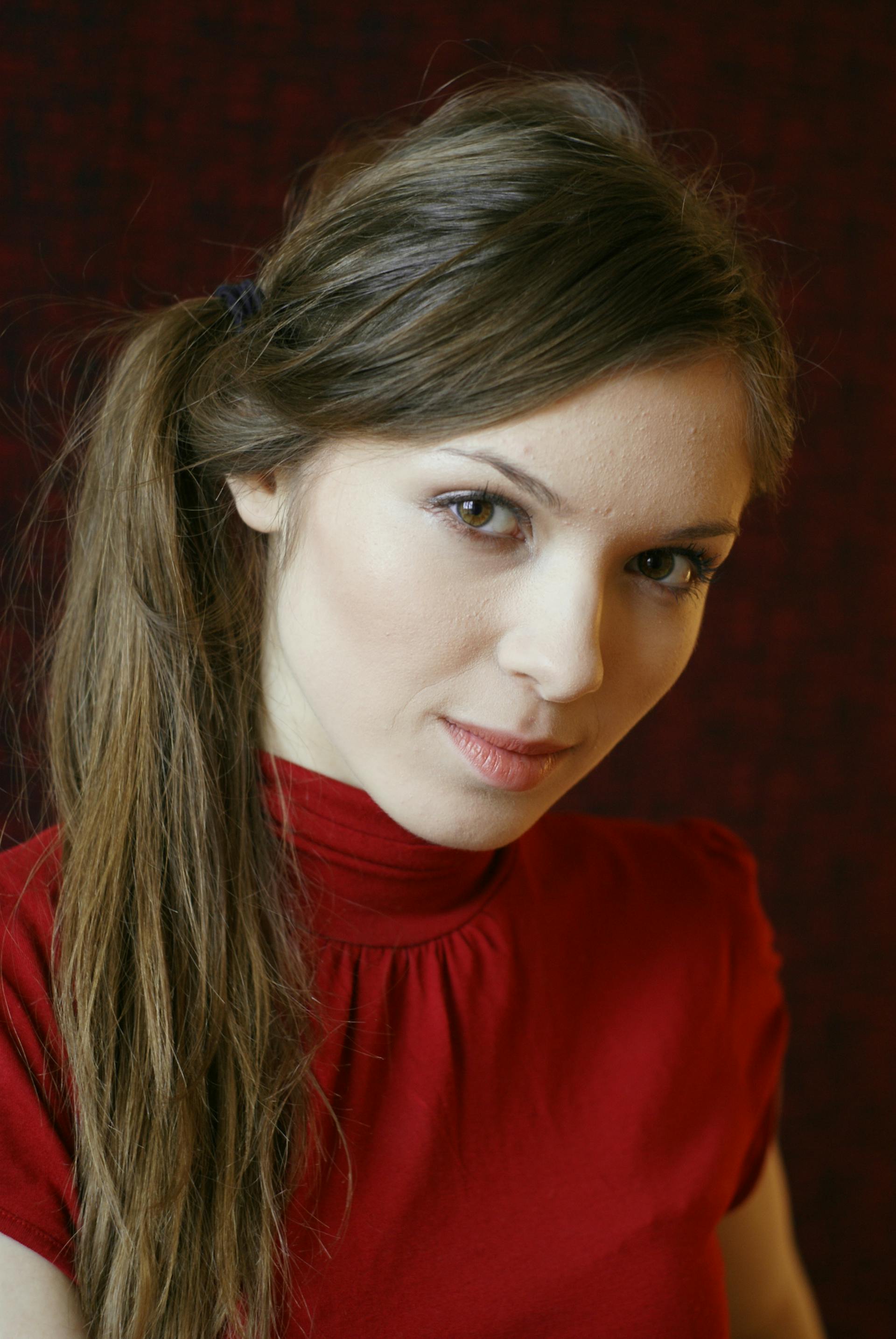 Eine Frau in einem roten Kleid, die jemanden anschaut | Quelle: Pexels