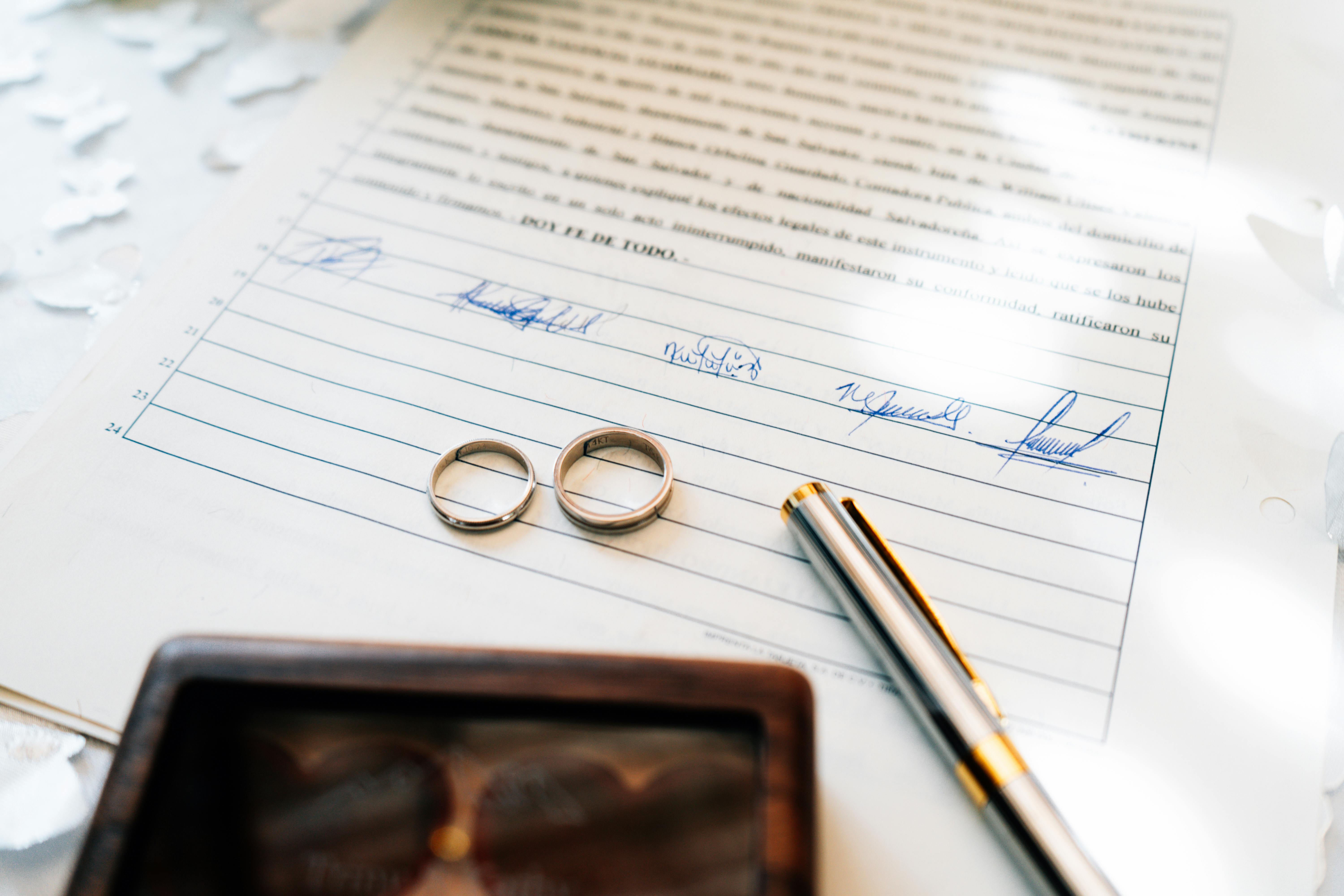 Eine Heiratsurkunde auf einem Tisch | Quelle: Pexels