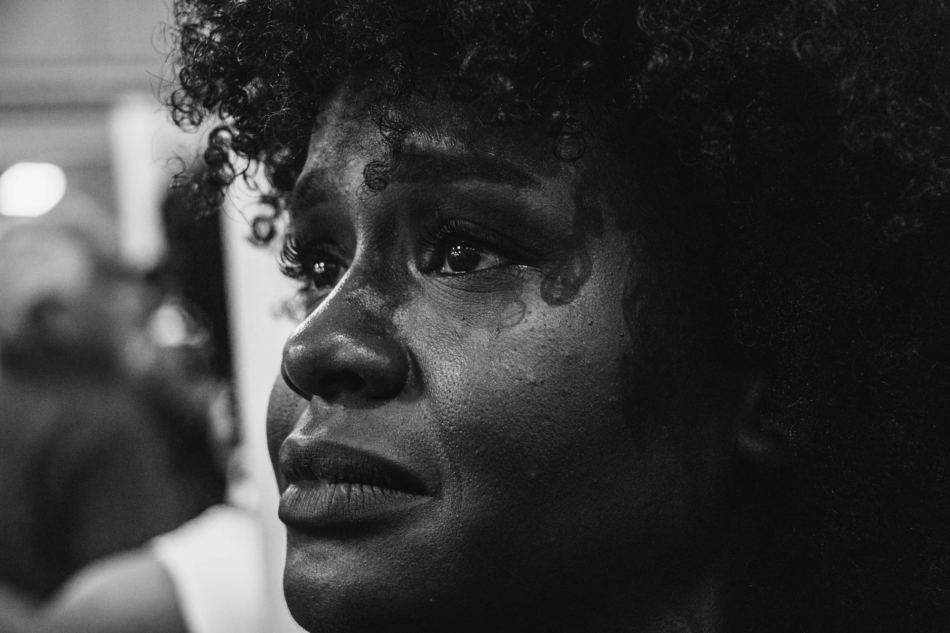 Eine Frau mit Tränen in den Augen, die jemanden anschaut | Quelle: Pexels