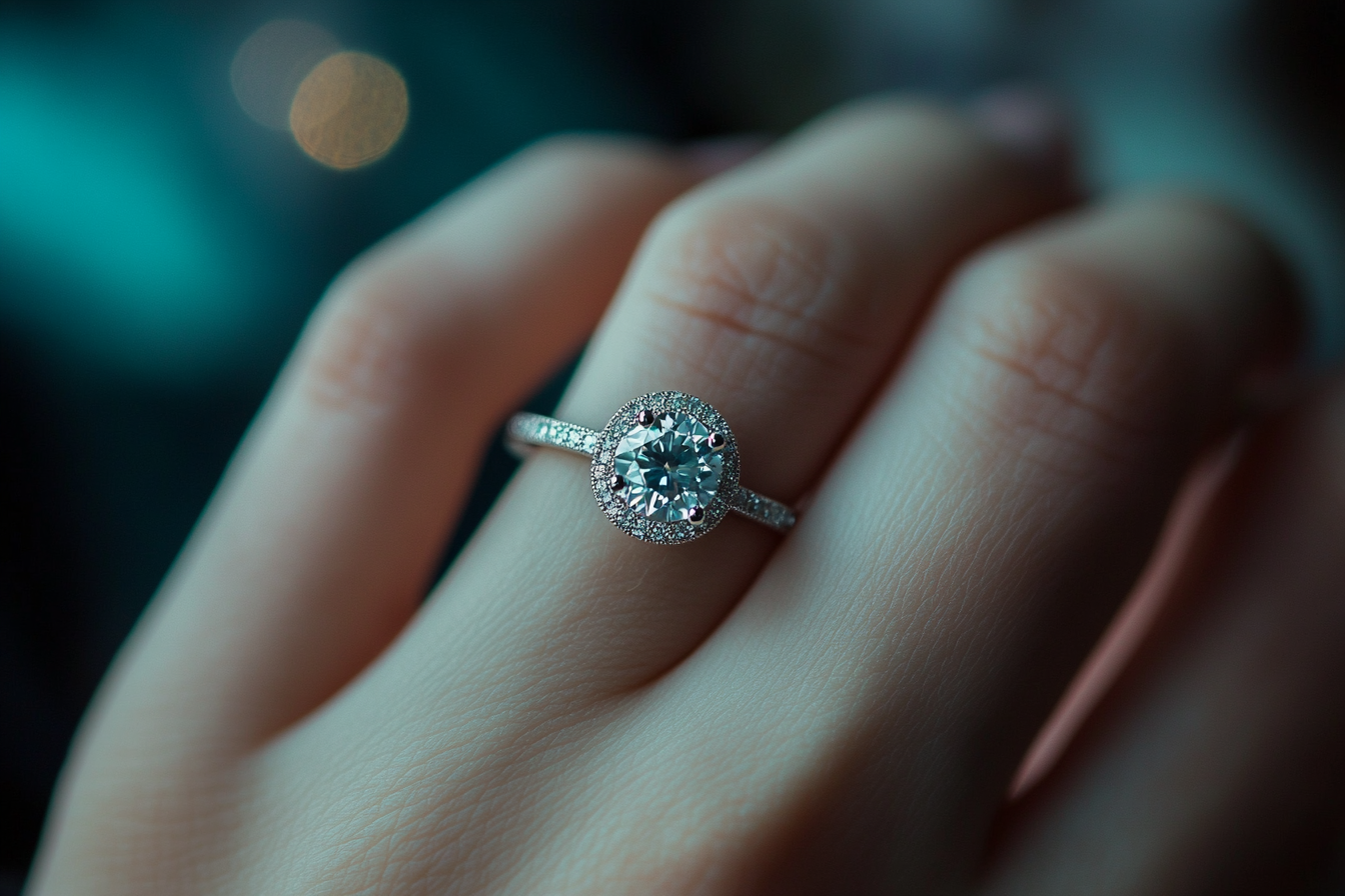 Nahaufnahme einer Frau, die einen Diamantring trägt | Quelle: Midjourney