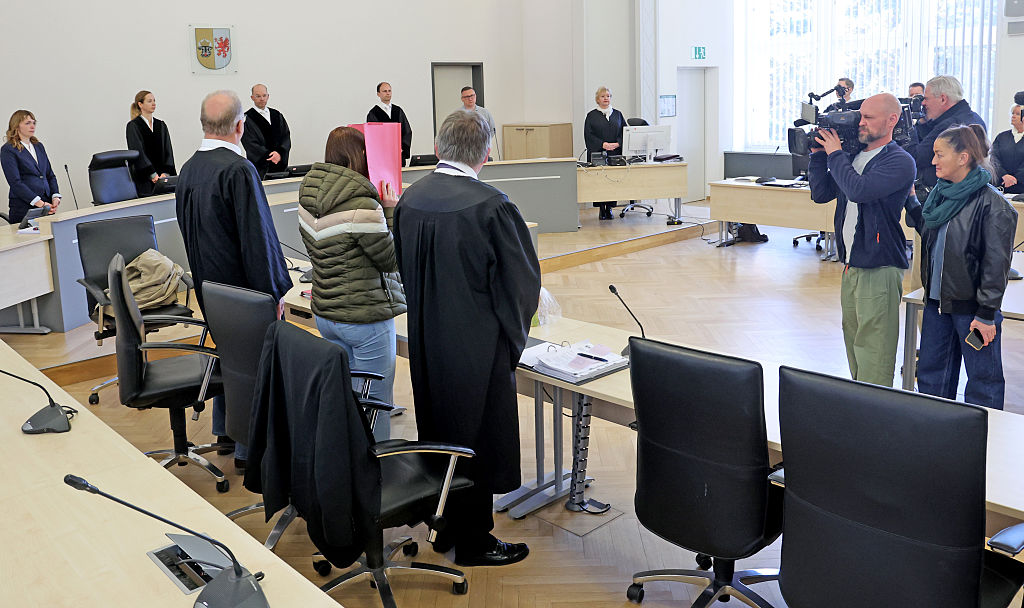 28. April 2026, Mecklenburg-Vorpommern, Rostock: Thomas Löcker (vorne, von links nach rechts), Rechtsanwalt, der Angeklagte und Andreas Ohm, Rechtsanwalt, warten im Gerichtssaal des Landgerichts auf den Beginn des Mordprozesses im Fall Fabian. | Quelle: Getty Images