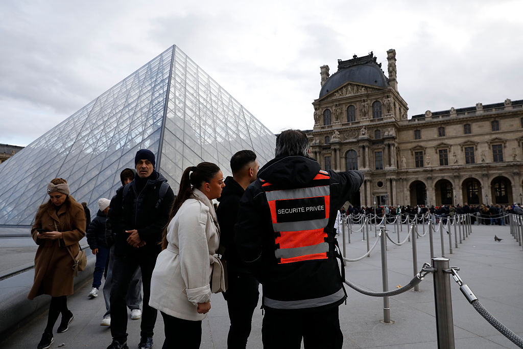 Ein Wachmann steht am 26. Oktober 2025 in Paris vor der Pyramide du Louvre | Quelle: Getty Images
