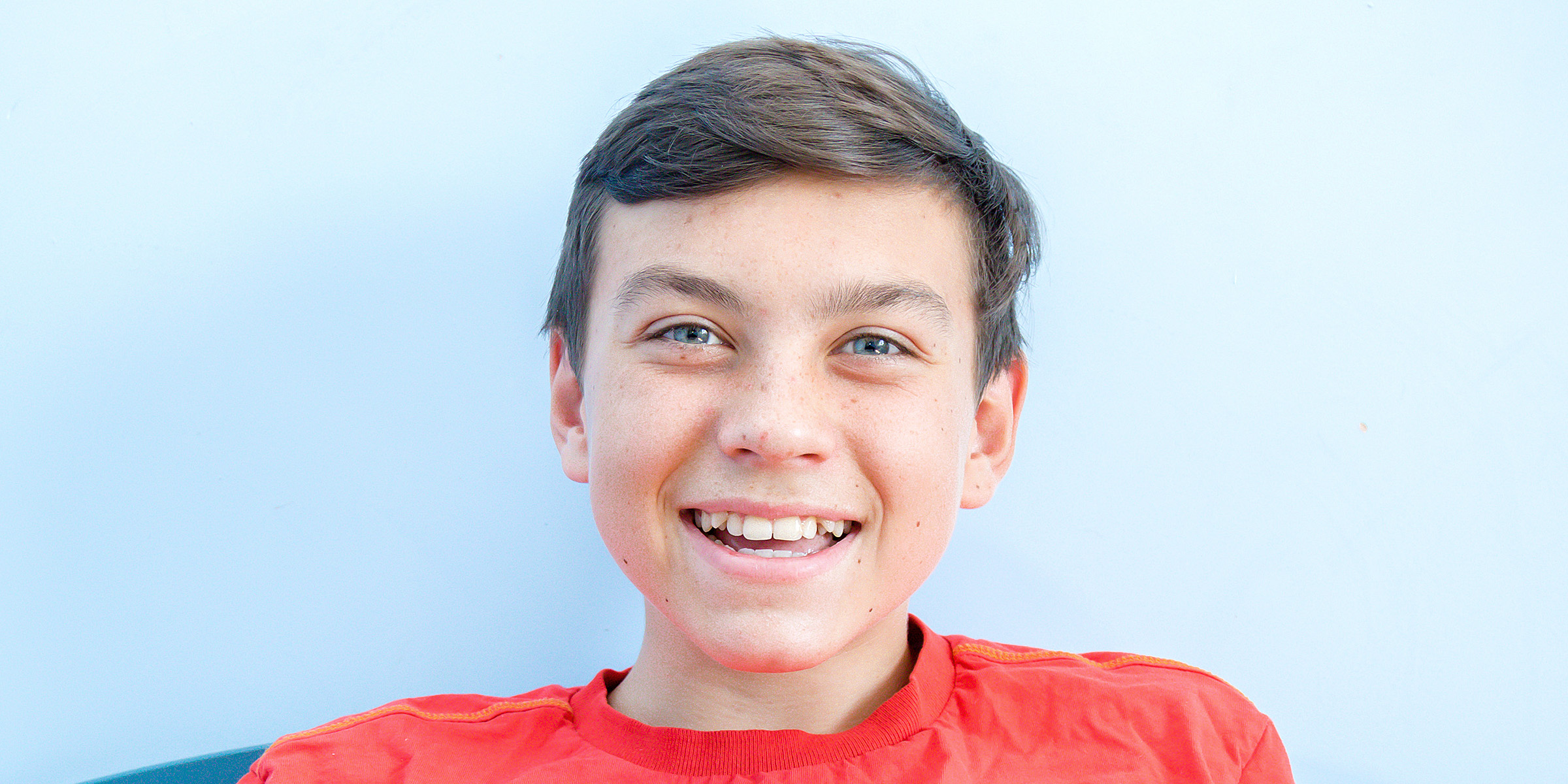 Ein lachender Junge | Quelle: Shutterstock