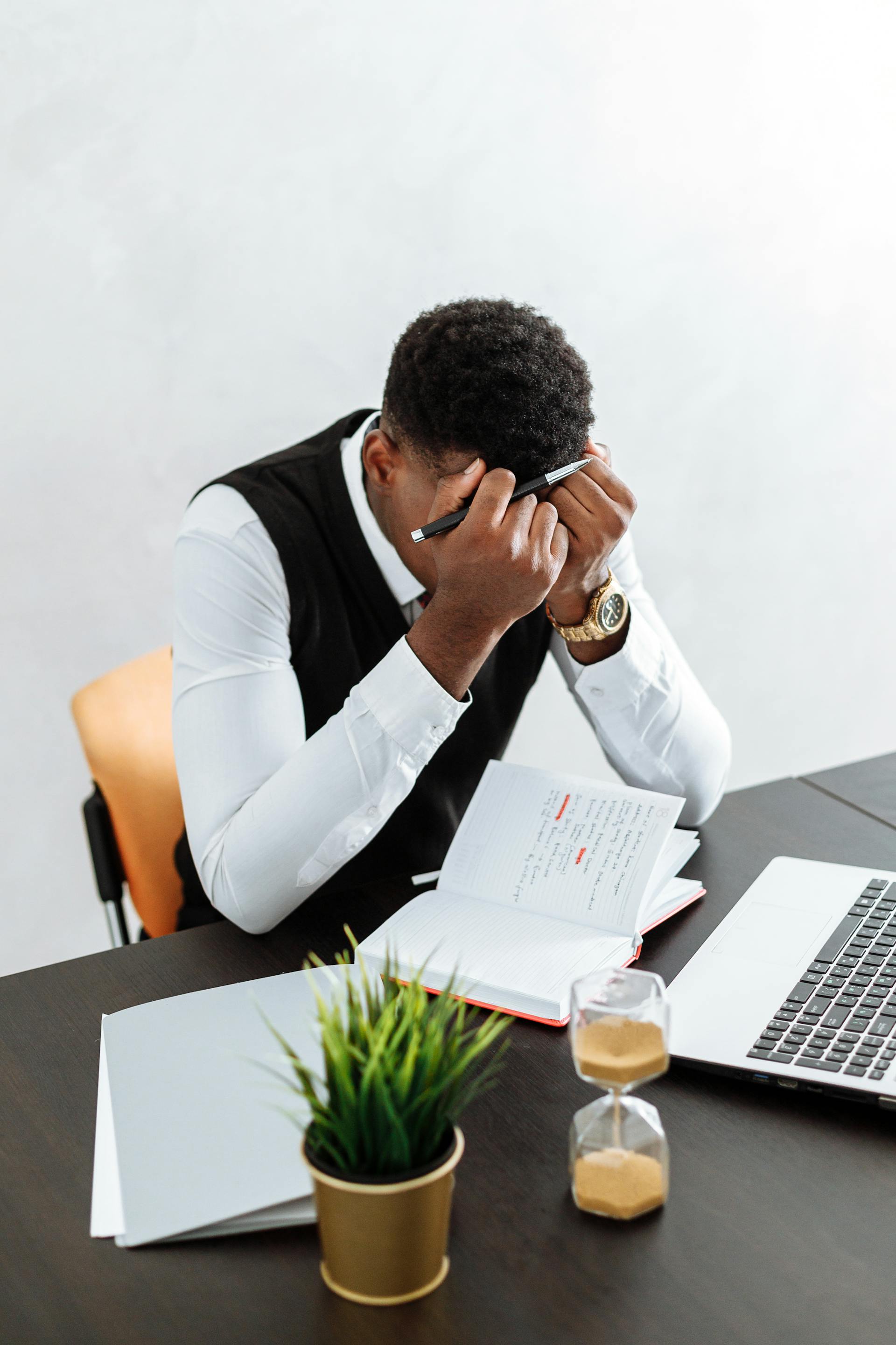 Ein gestresster Mann in seinem Büro | Quelle: Pexels