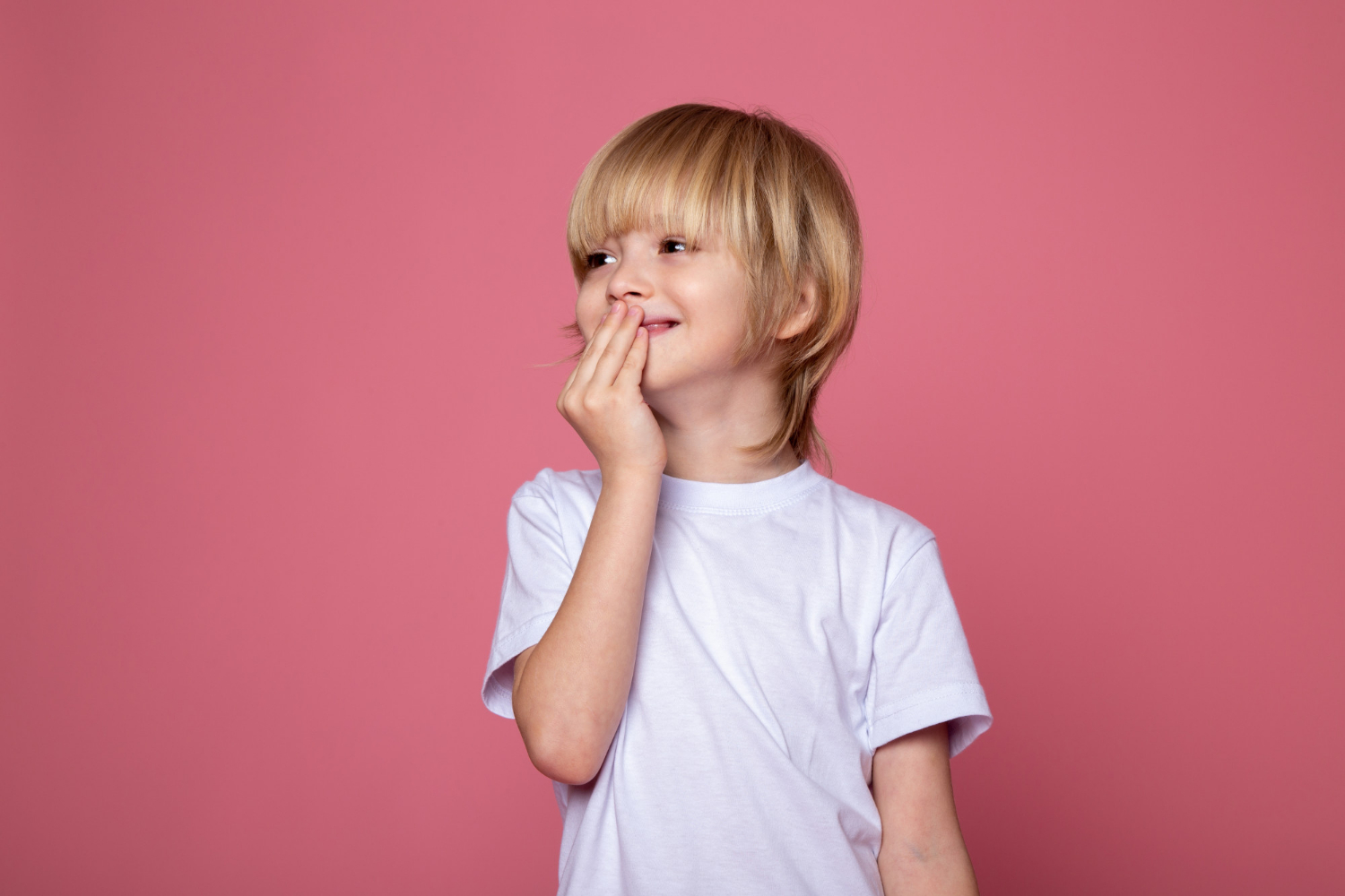 Ein glücklicher kleiner Junge | Quelle: Freepik