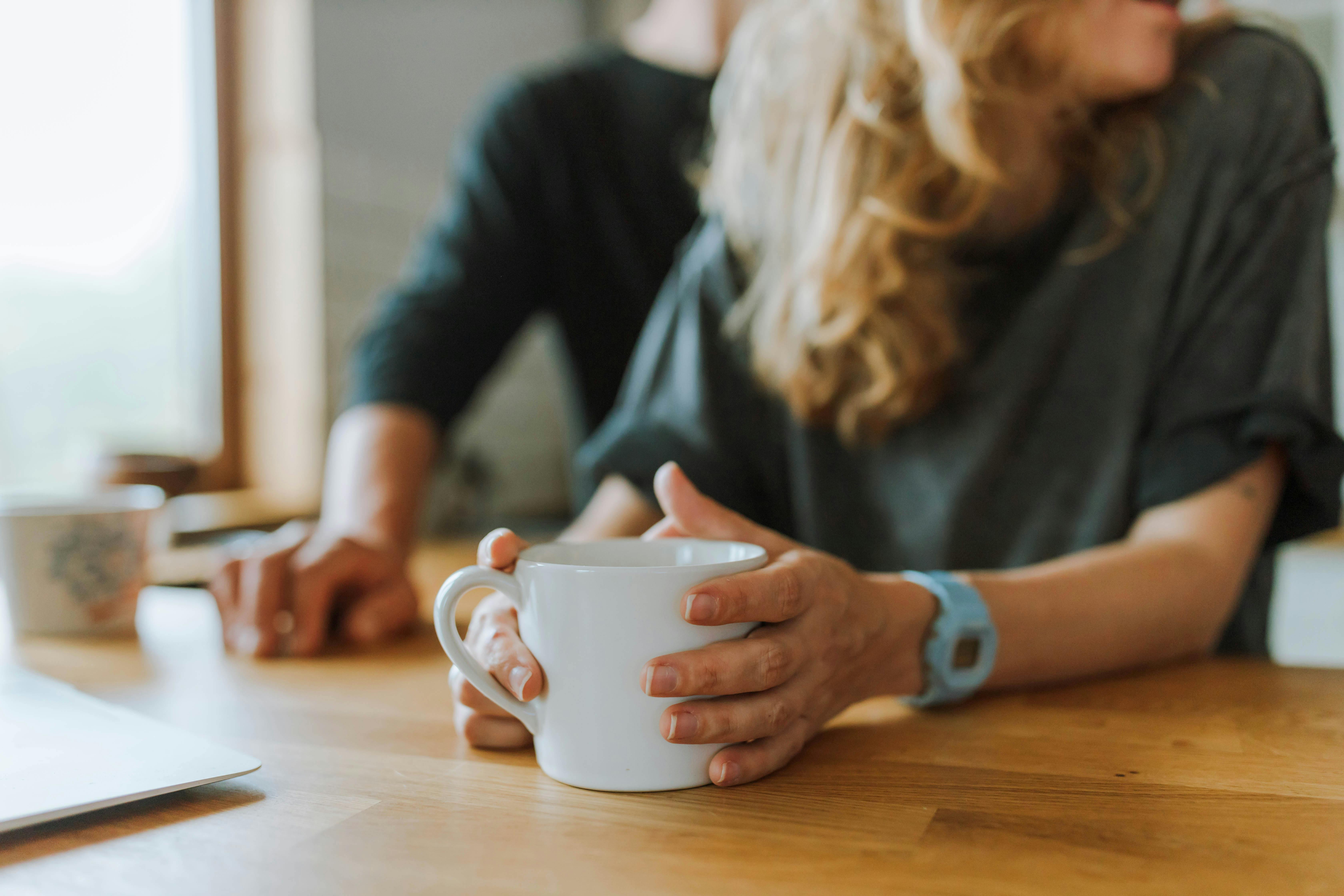 Ein zusammensitzendes Paar | Quelle: Pexels