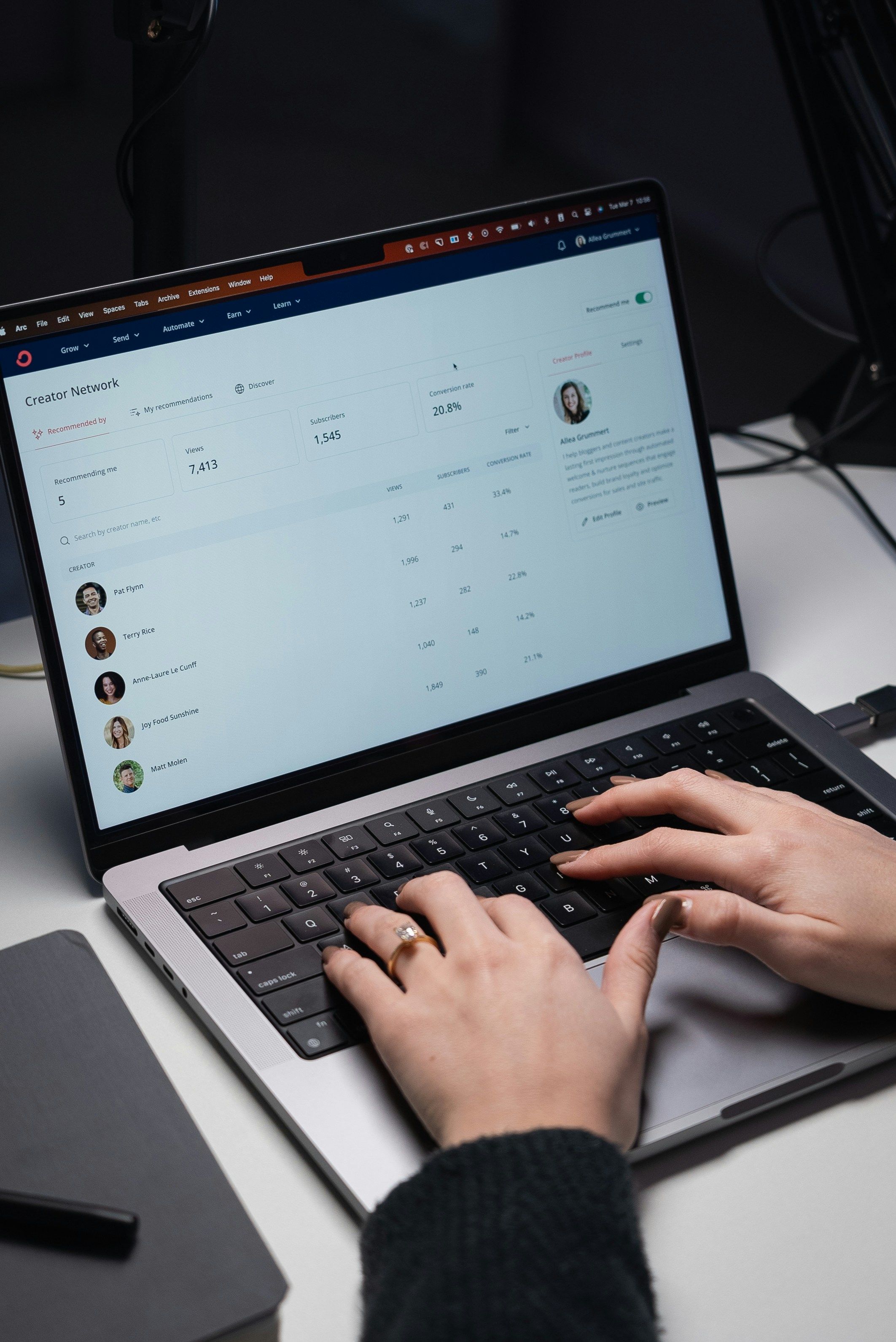 Eine Person, die einen Laptop benutzt | Quelle: Unsplash