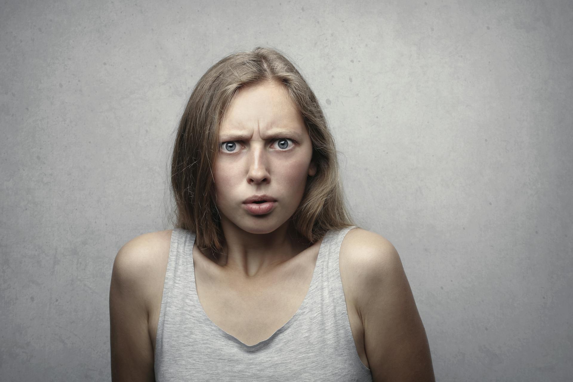 Eine Frau mit einem verwirrten Stirnrunzeln, die jemanden anstarrt | Quelle: Pexels
