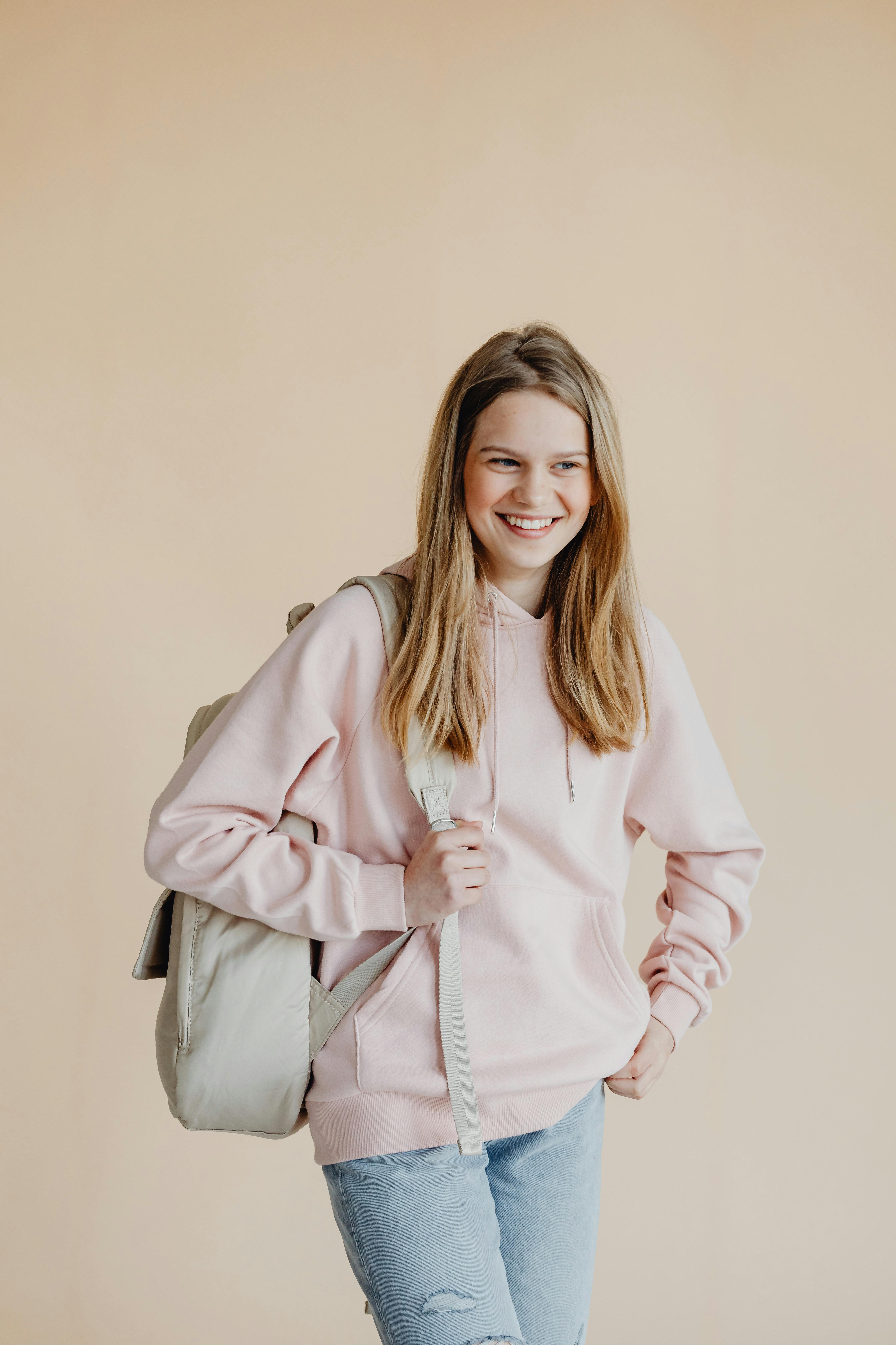 Ein Mädchen im Teenageralter trägt einen Rucksack | Quelle: Pexels