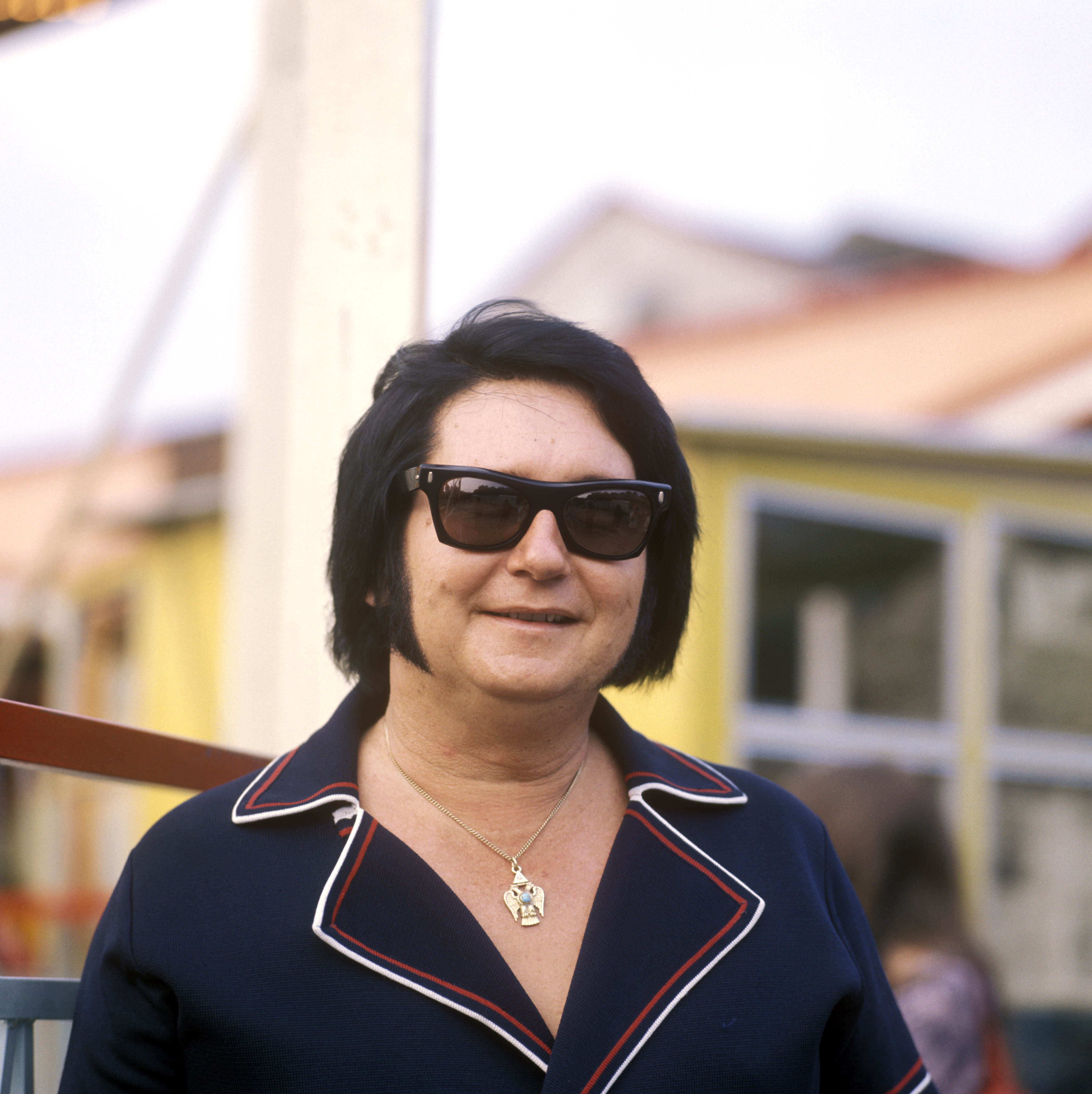 Roy Orbisons charakteristische Sonnenbrille wurde fast zufällig zu einem Teil seines Images, nachdem er Berichten zufolge vor einer Tournee im Jahr 1963 seine normale Brille im Flugzeug vergessen hatte. Seine Söhne erzählten diese Geschichte später, als sie daran arbeiteten, sein Vermächtnis zu bewahren. | Quelle: Getty Images