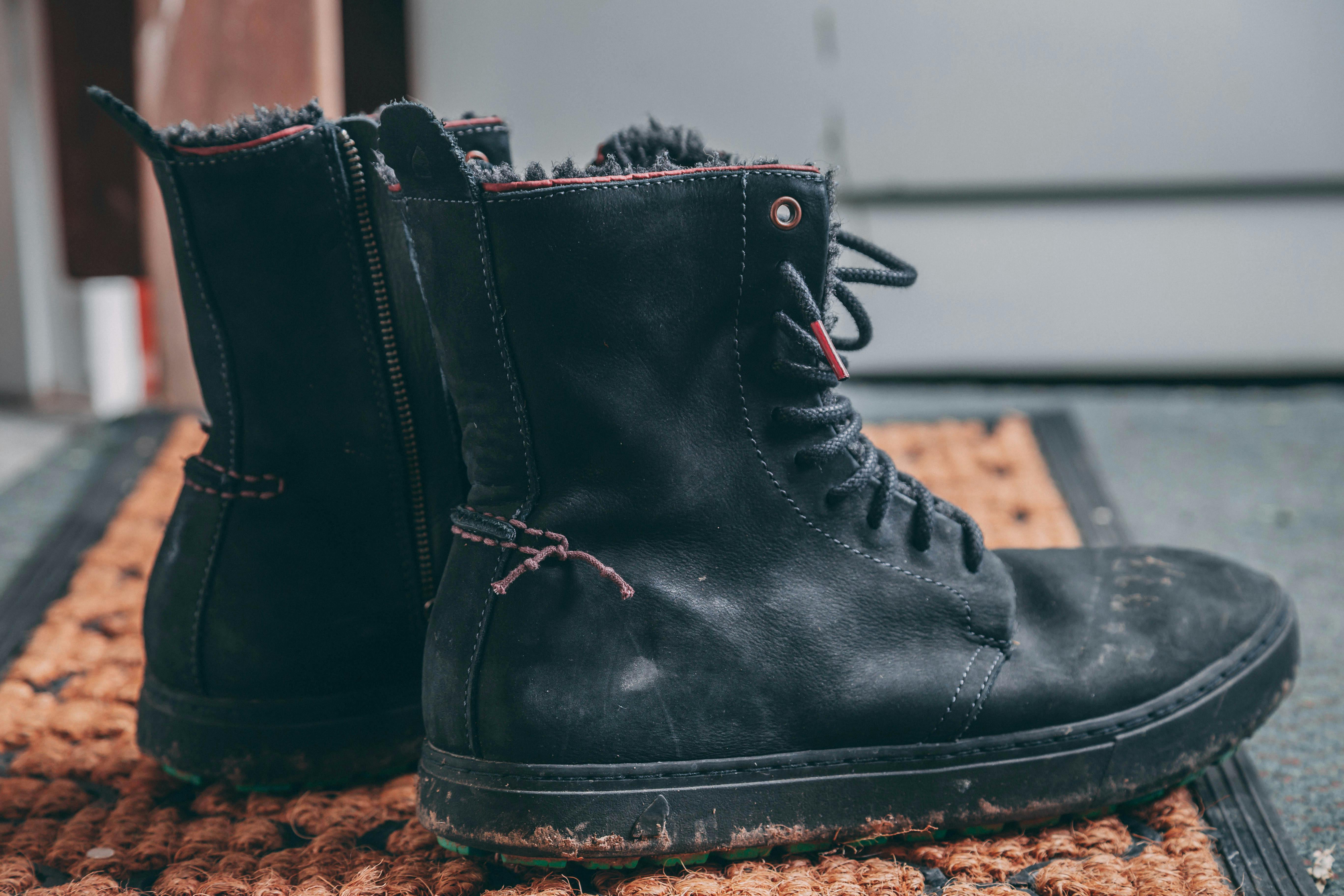 Ein Paar schwarze Stiefel | Quelle: Pexels