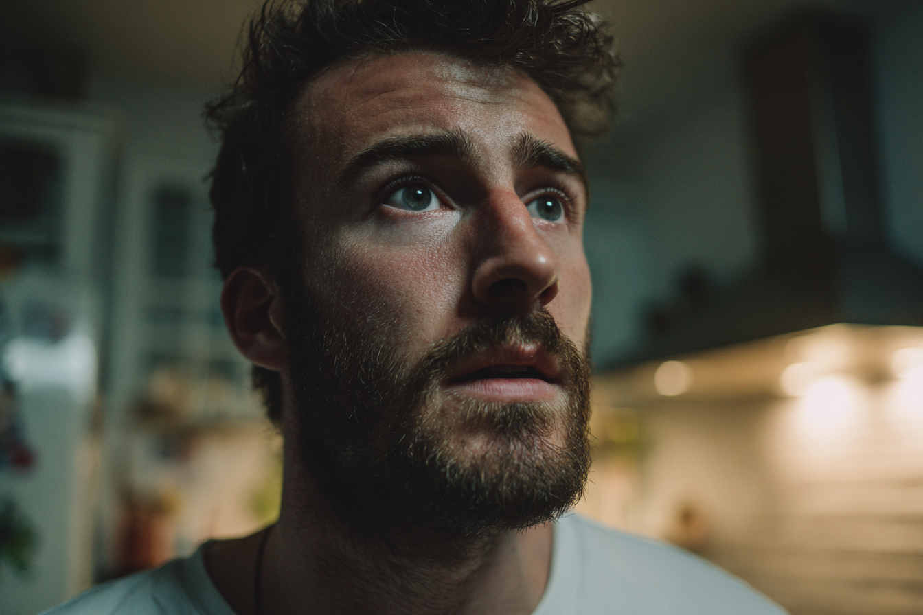 Eine Nahaufnahme des Gesichts eines Mannes | Quelle: Midjourney