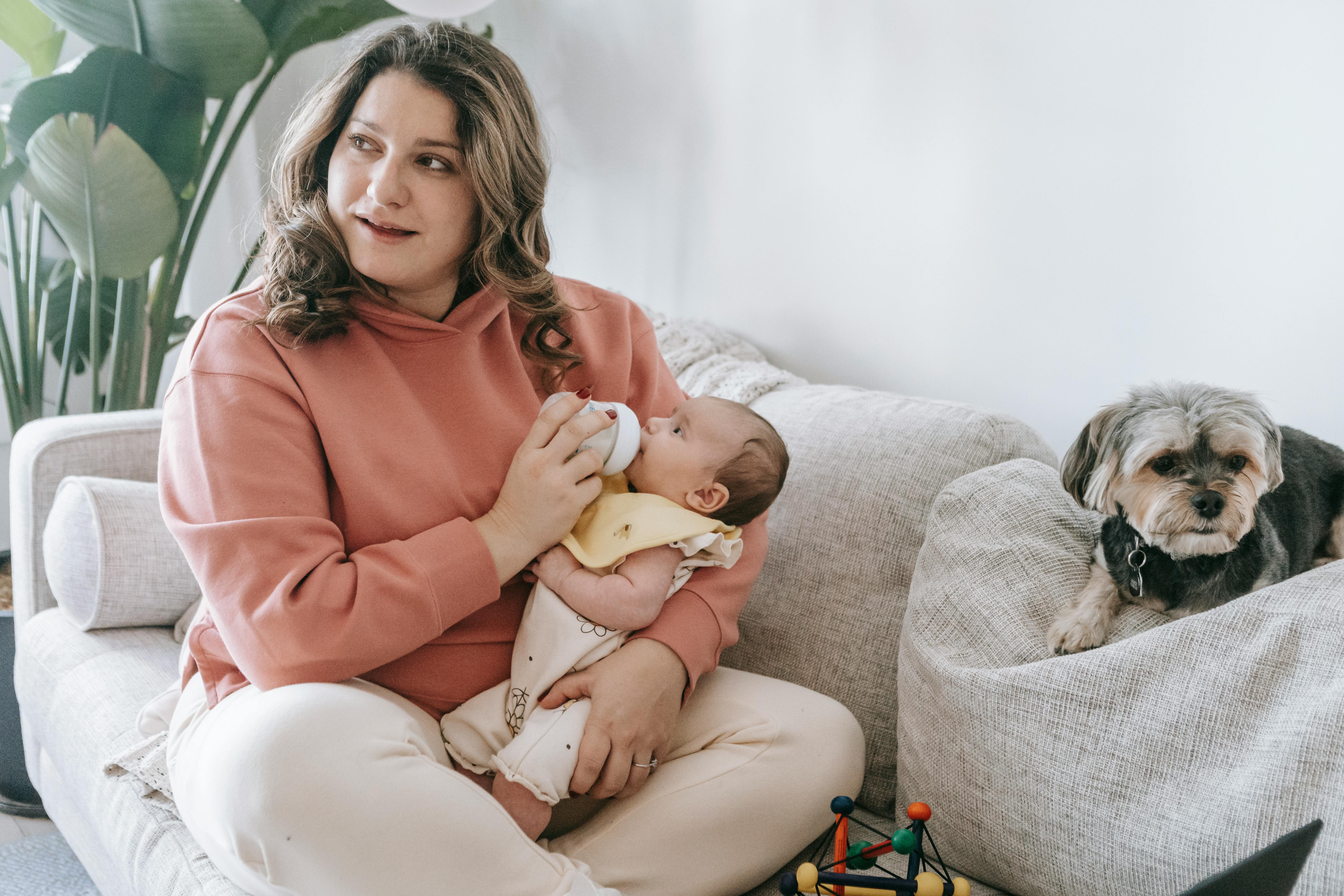Eine Frau, die ein Kind mit der Flasche füttert | Quelle: Pexels
