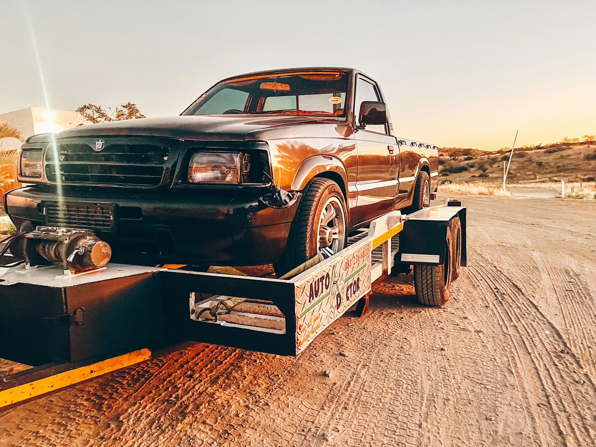Ein Pickup wird abgeschleppt | Quelle: Unsplash