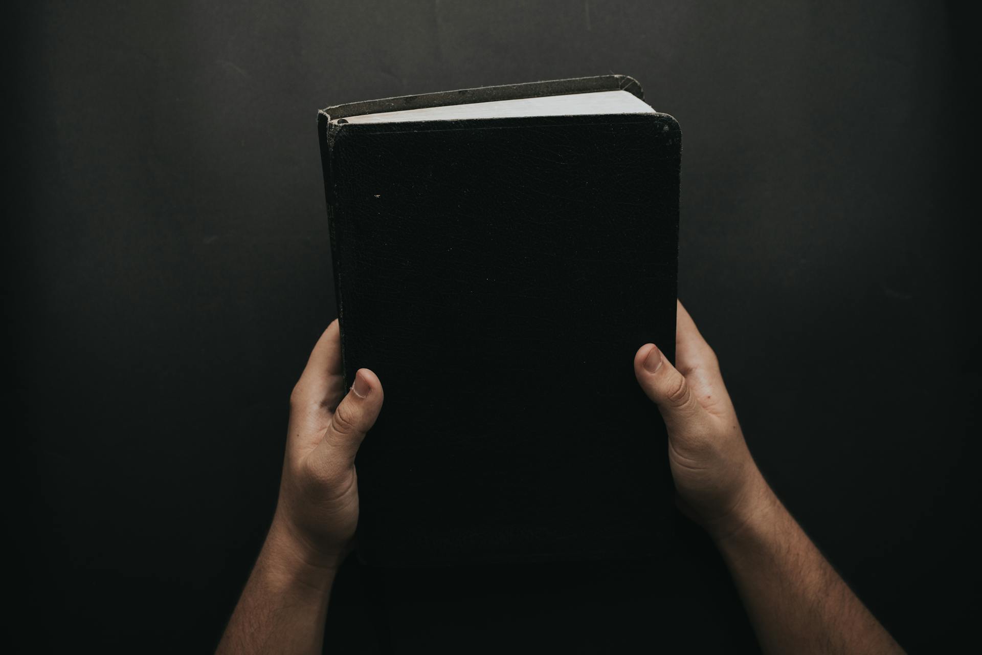 Ein Mann hält ein Buch | Quelle: Pexels