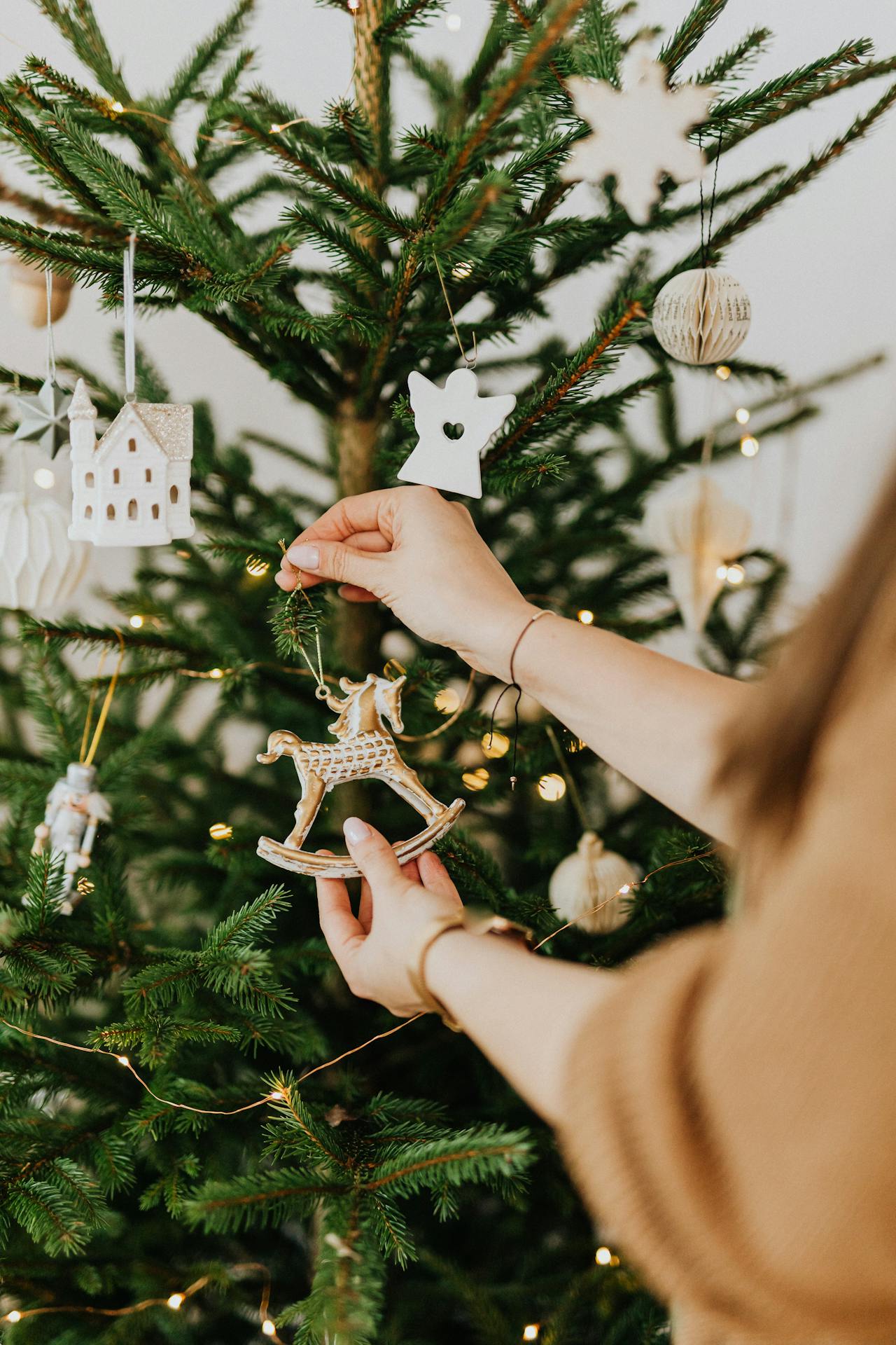 Eine Frau schmückt ihren Weihnachtsbaum | Quelle: Pexels