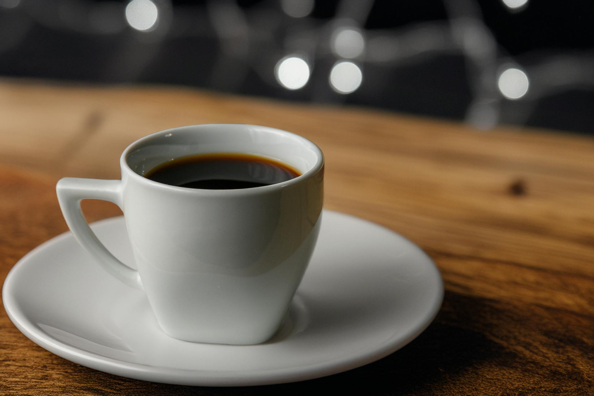 Eine Tasse Kaffee auf einem Tisch | Quelle: Pexels