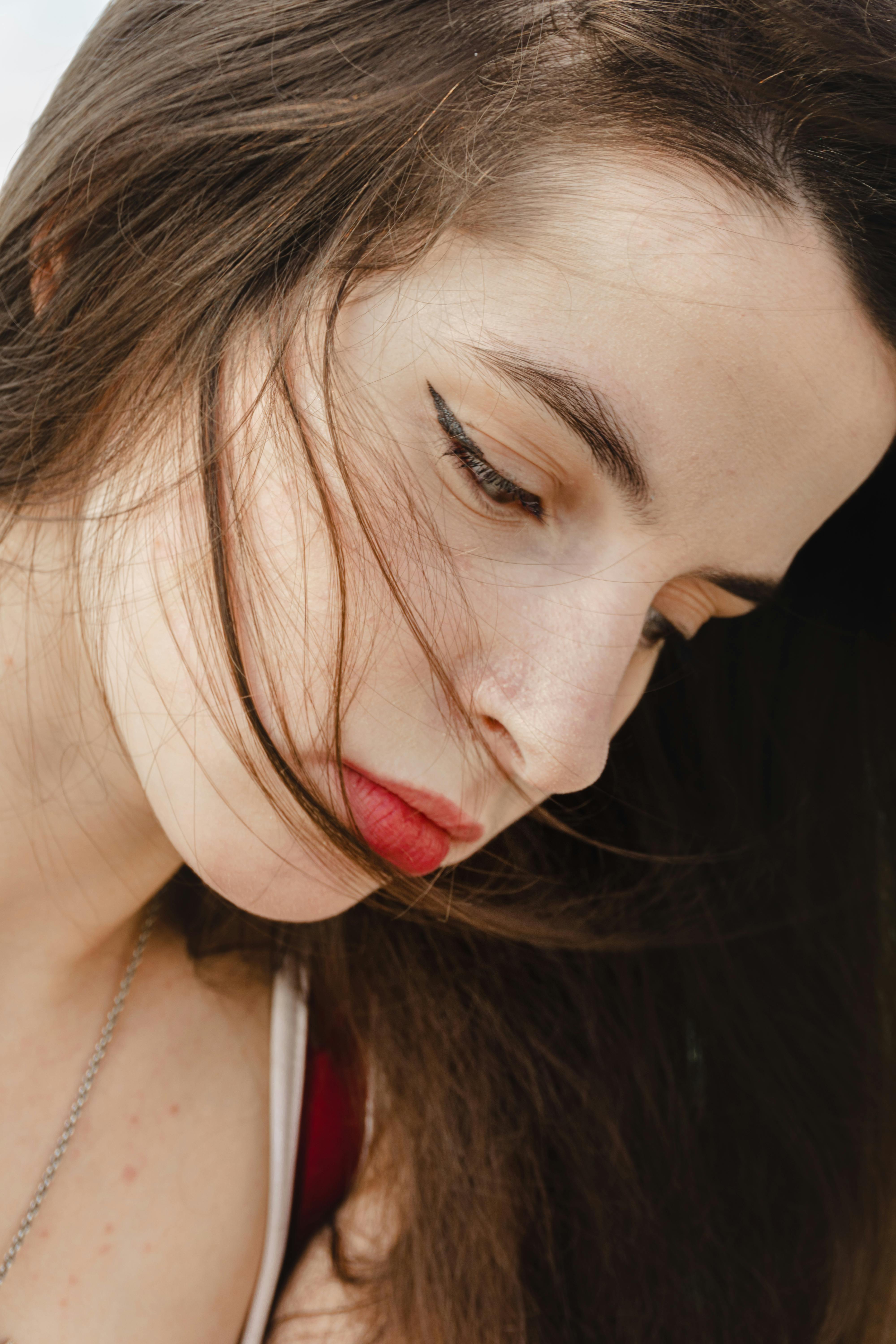 Eine traurige Frau, die nach unten blickt | Quelle: Pexels