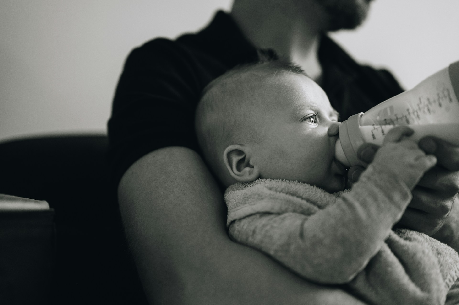 Ein Vater füttert sein Baby | Quelle: Unsplash