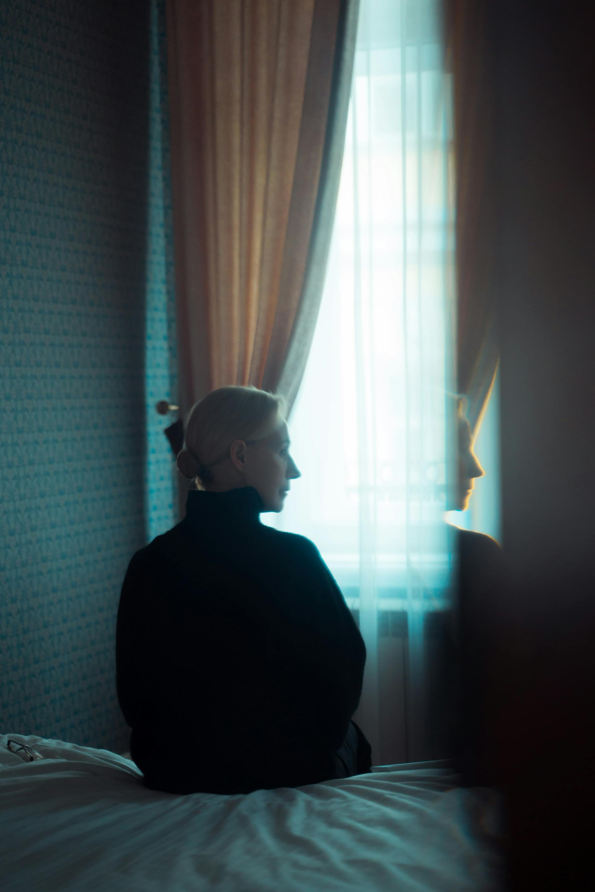 Eine Frau sitzt in ihrem Schlafzimmer | Quelle: Pexels