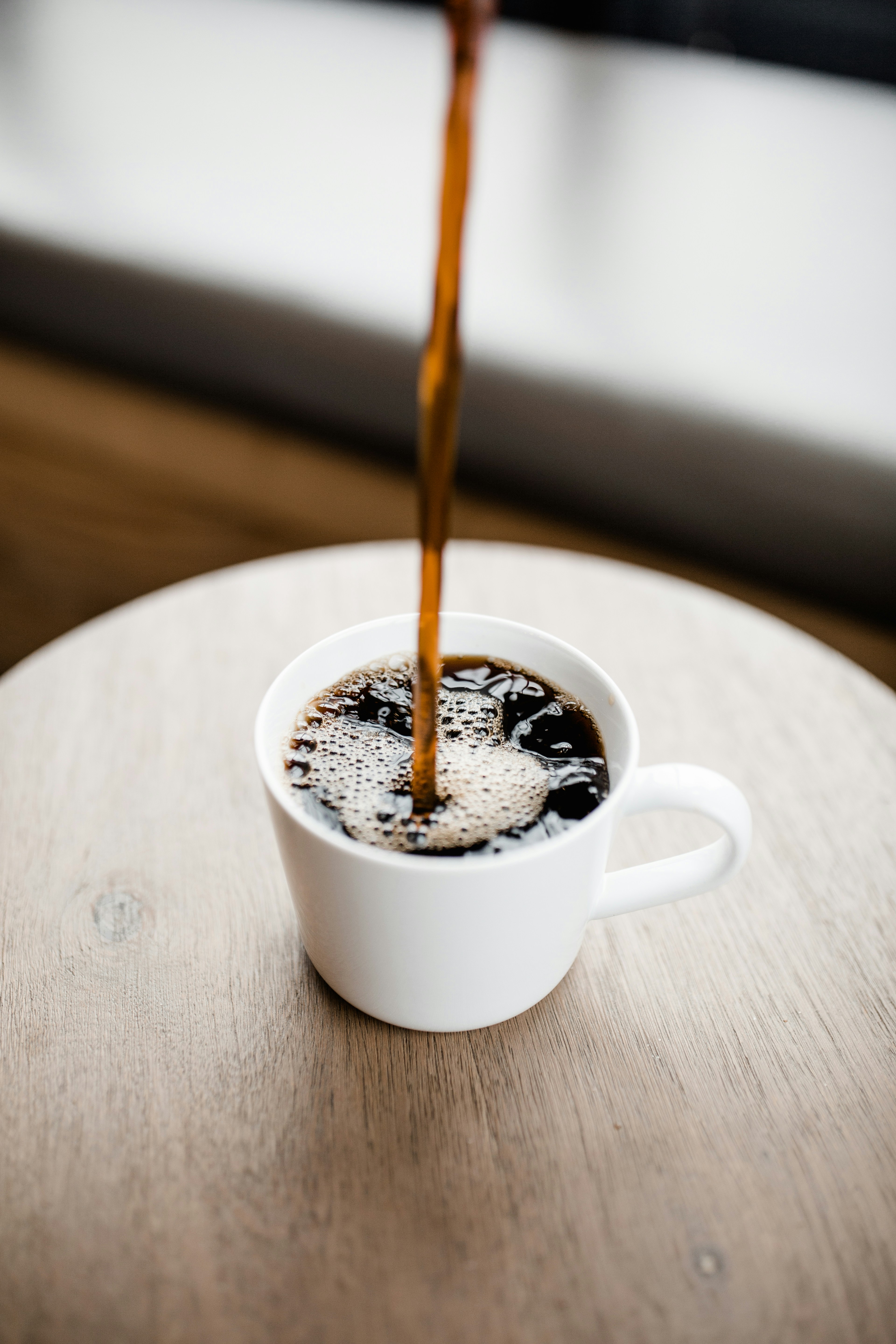 Eine Tasse Kaffee wird eingeschenkt | Quelle: Unsplash