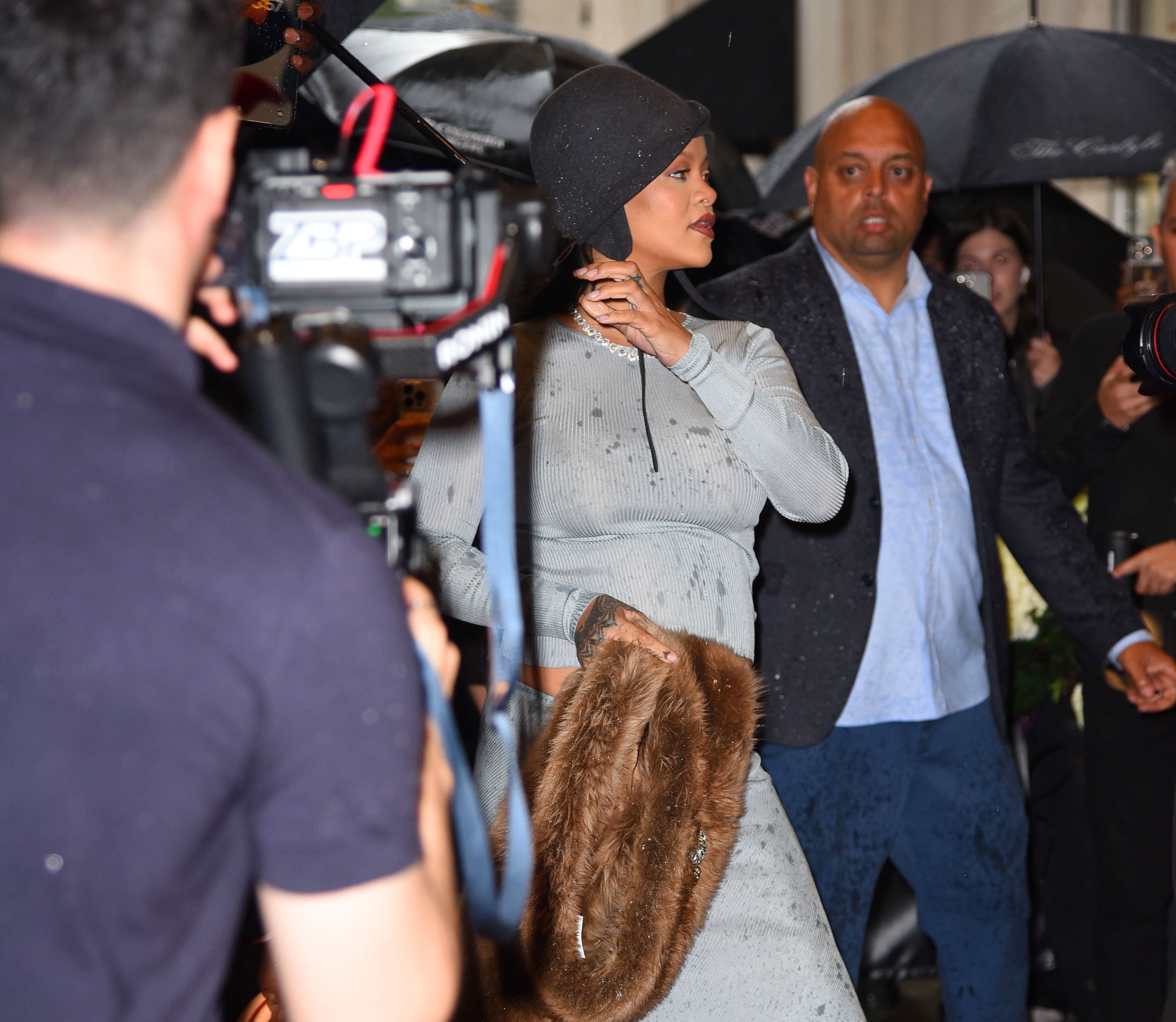 Rihanna im The Carlyle Hotel vor der Met Gala 2025 in New York City | Quelle: Getty Images