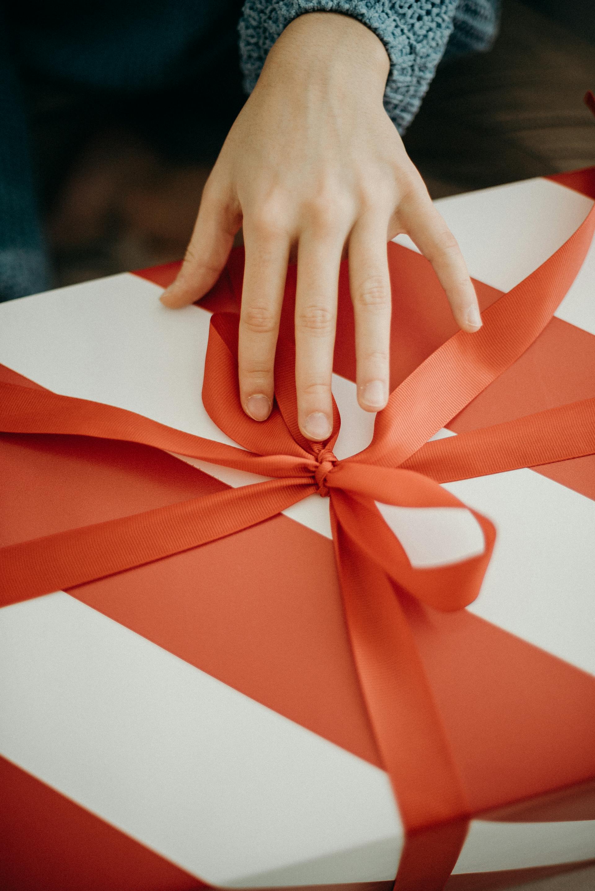 Eine Person, die einen Geschenkkarton berührt | Quelle: Pexels