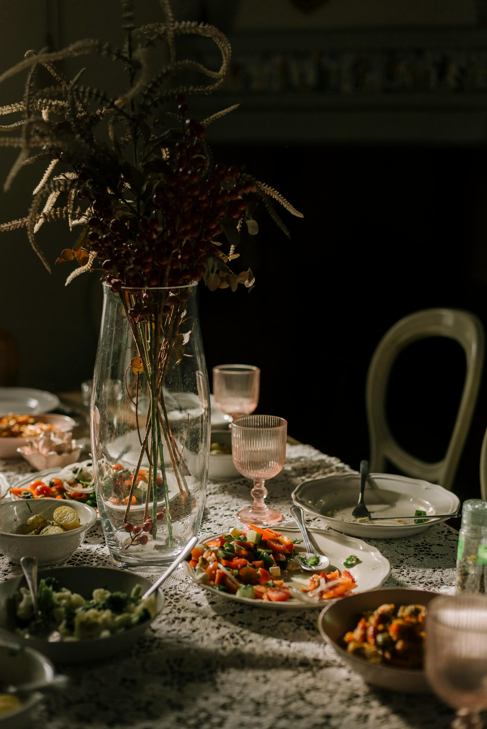 Halb aufgegessenes Essen, Teller und Gläser liegen auf einem Tisch | Quelle: Pexels