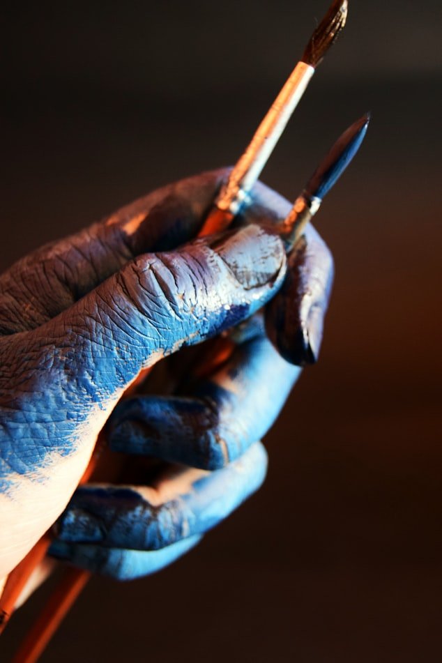 Die talentierte Hand einer Künstlerin | Quelle: Unsplash