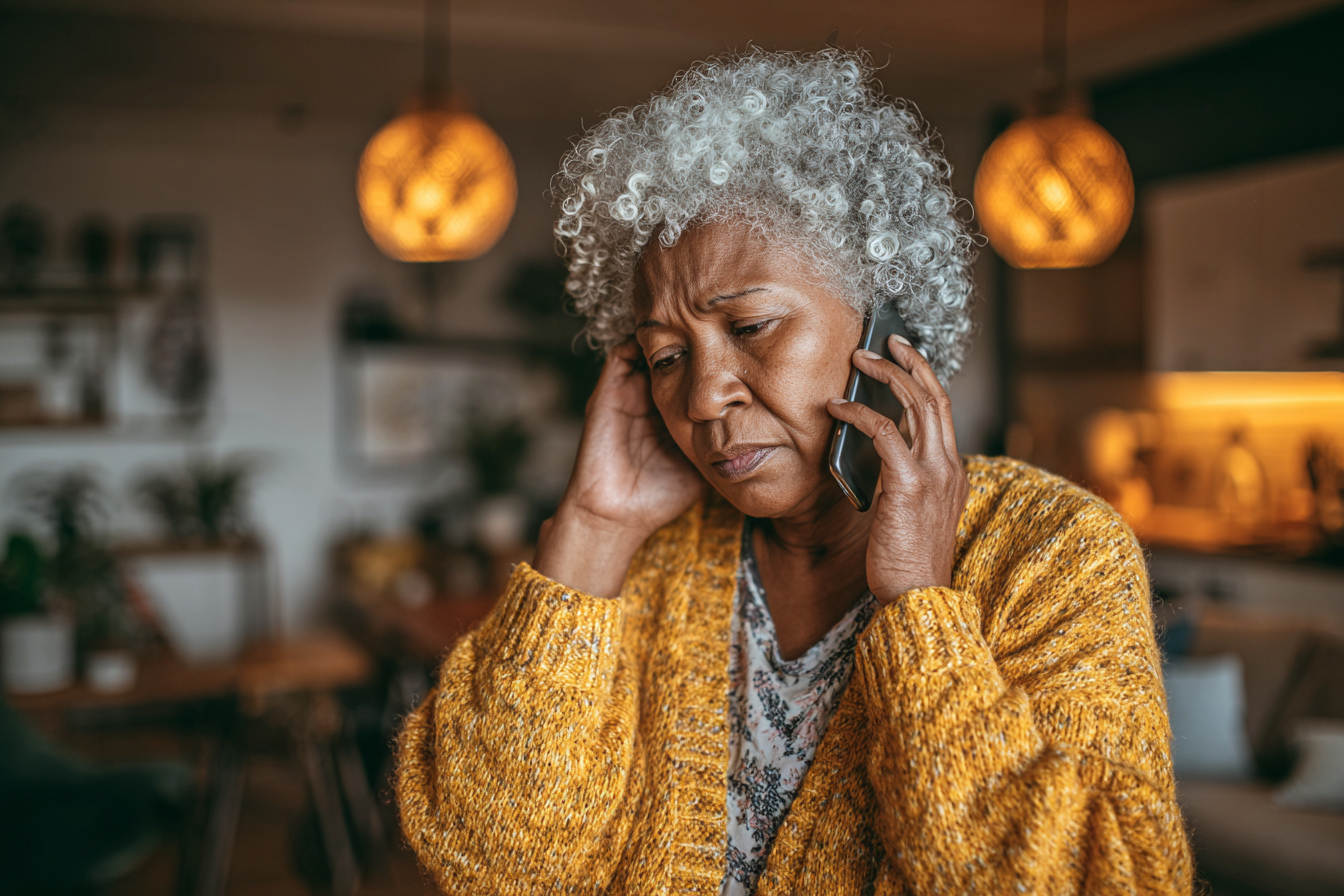 Eine besorgt dreinblickende Frau, die mit ihrem Handy telefoniert | Quelle: Midjourney