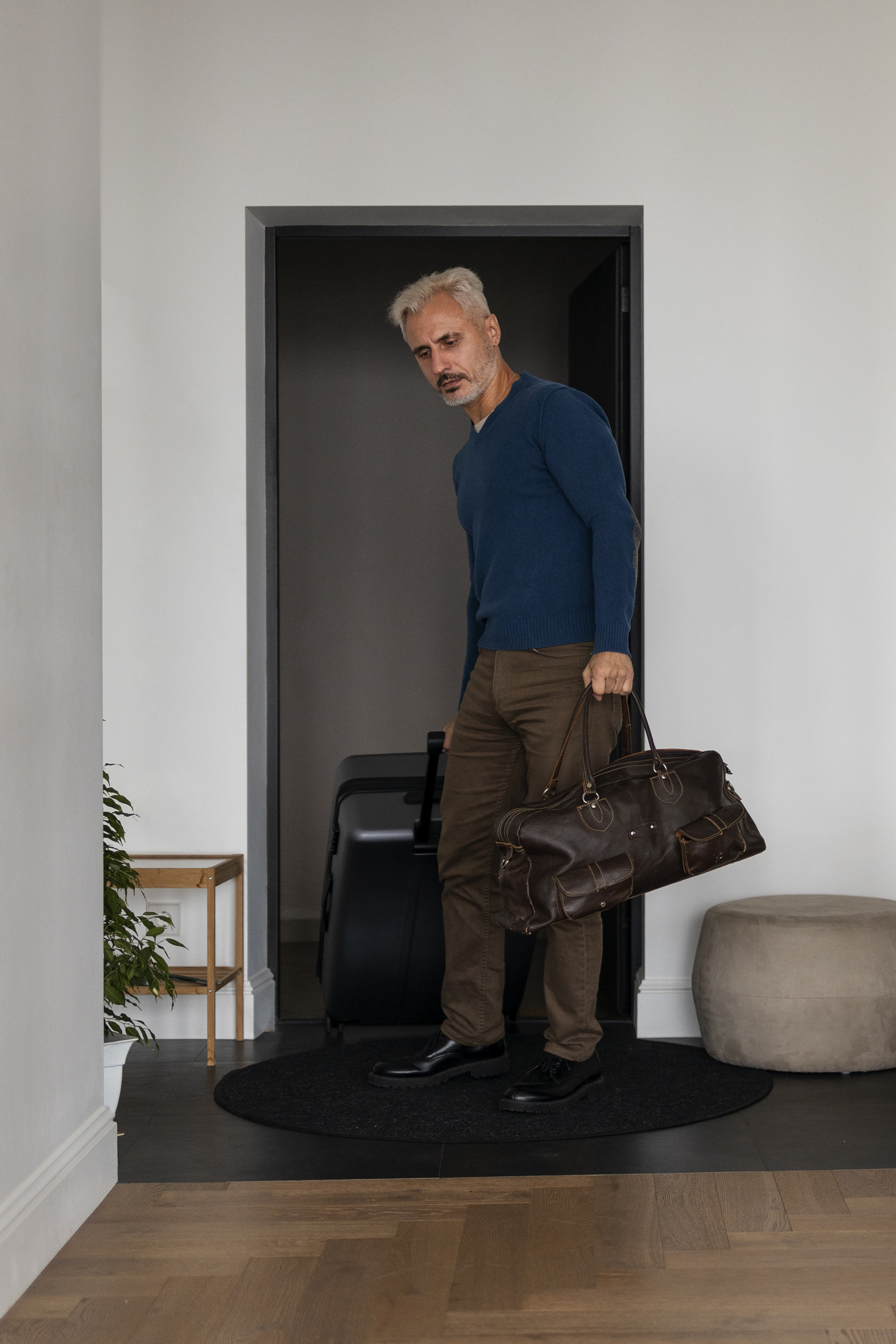 Ein Mann betritt ein Haus mit Gepäck | Quelle: Freepik