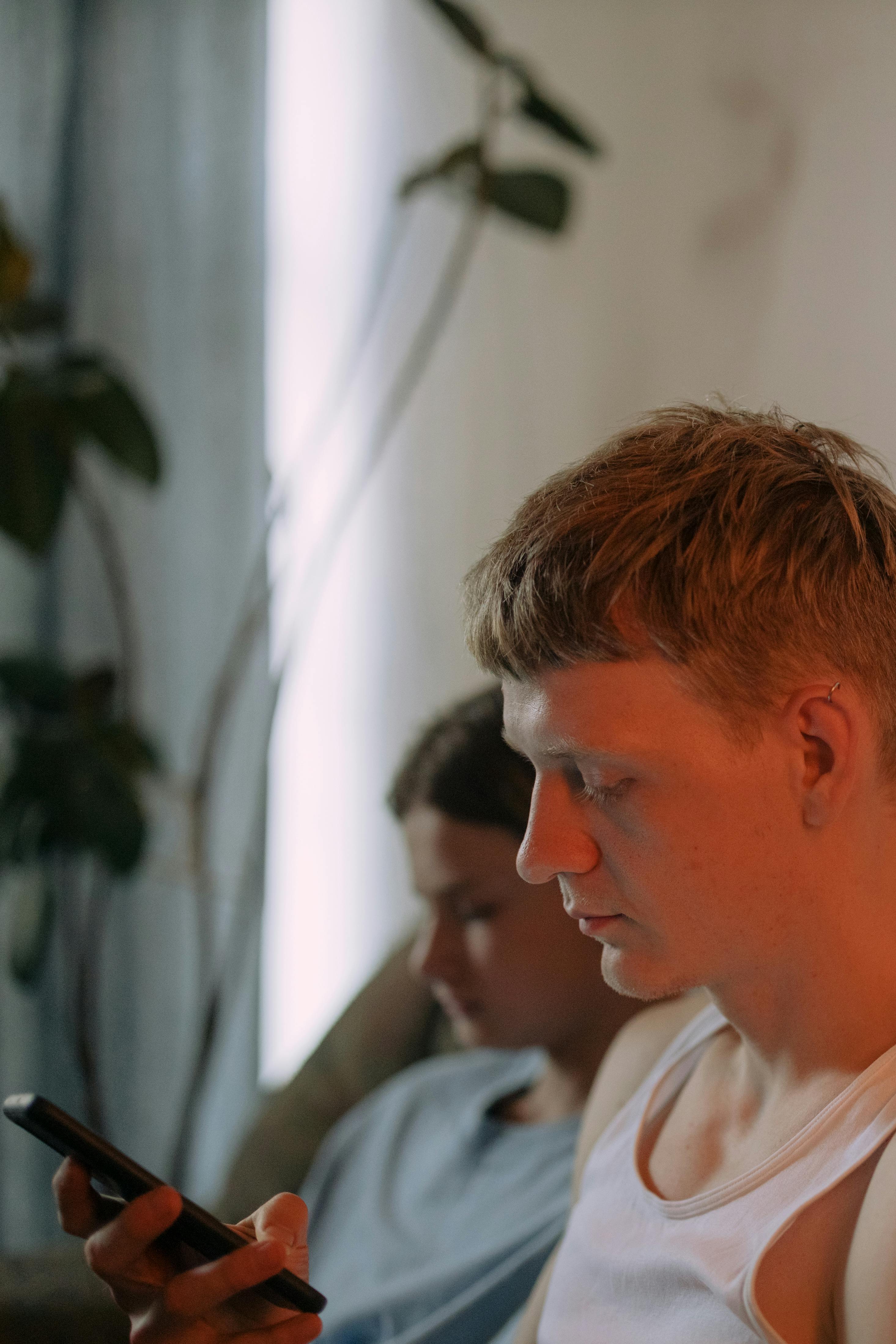 Ein ernster Mann, der auf sein Telefon schaut | Quelle: Pexels