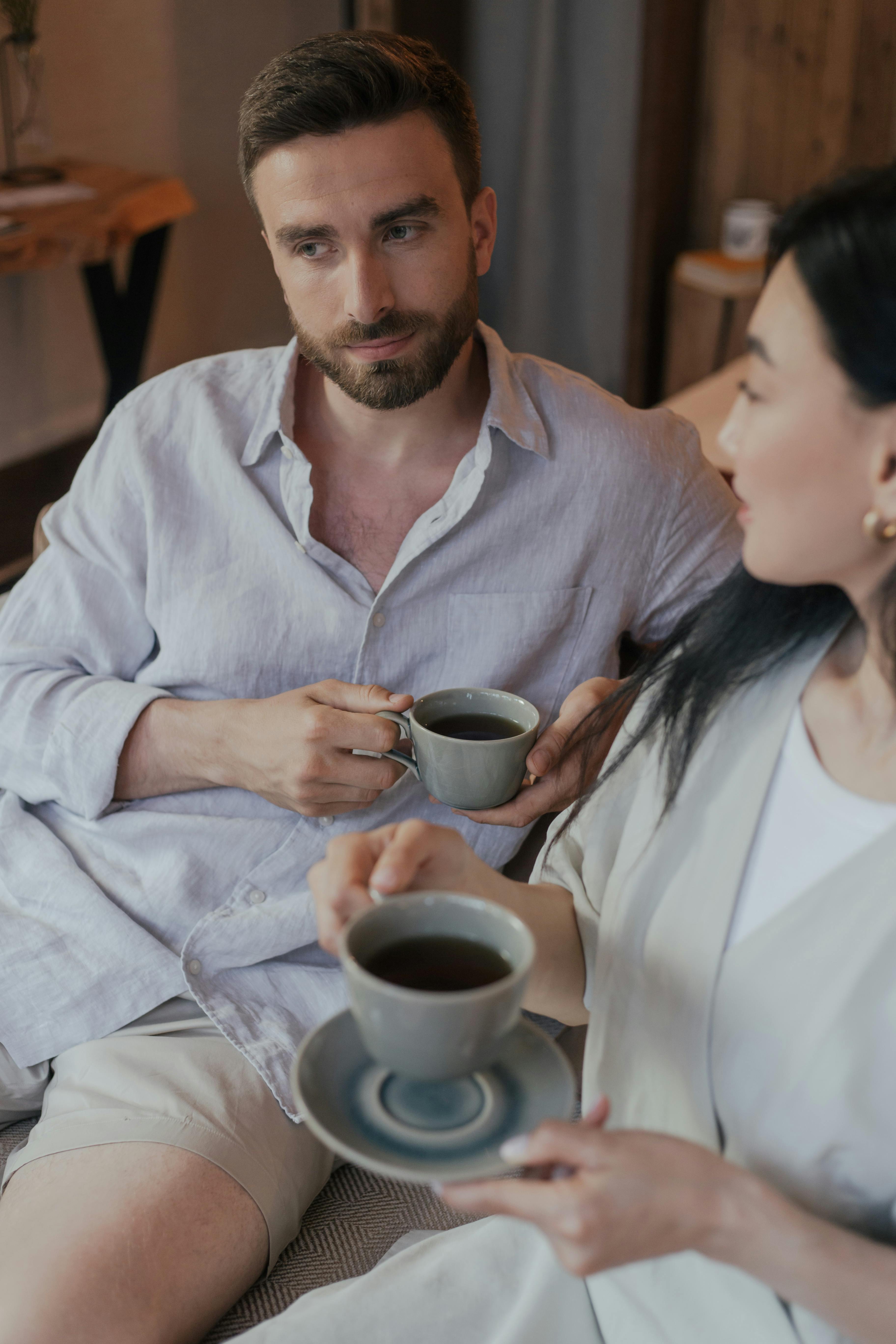 Pärchen beim Kaffee trinken | Quelle: Pexels