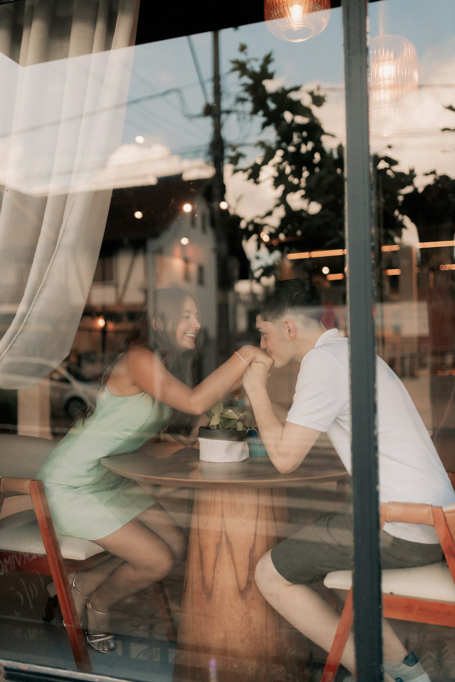 Ein romantisches Paar in einem Restaurant | Quelle: Unsplash