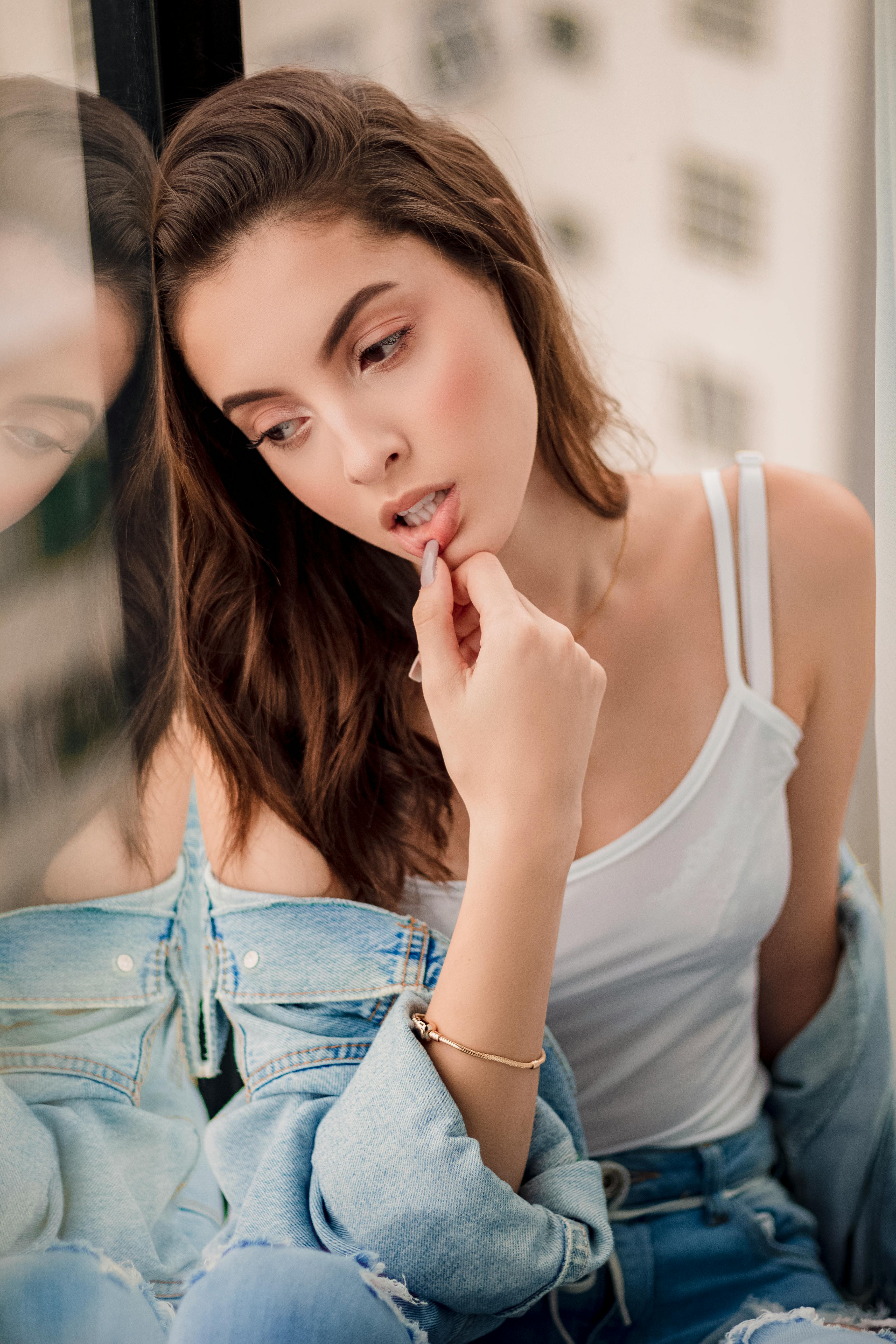 Eine Frau, die aus einem Fenster schaut | Quelle: Pexels